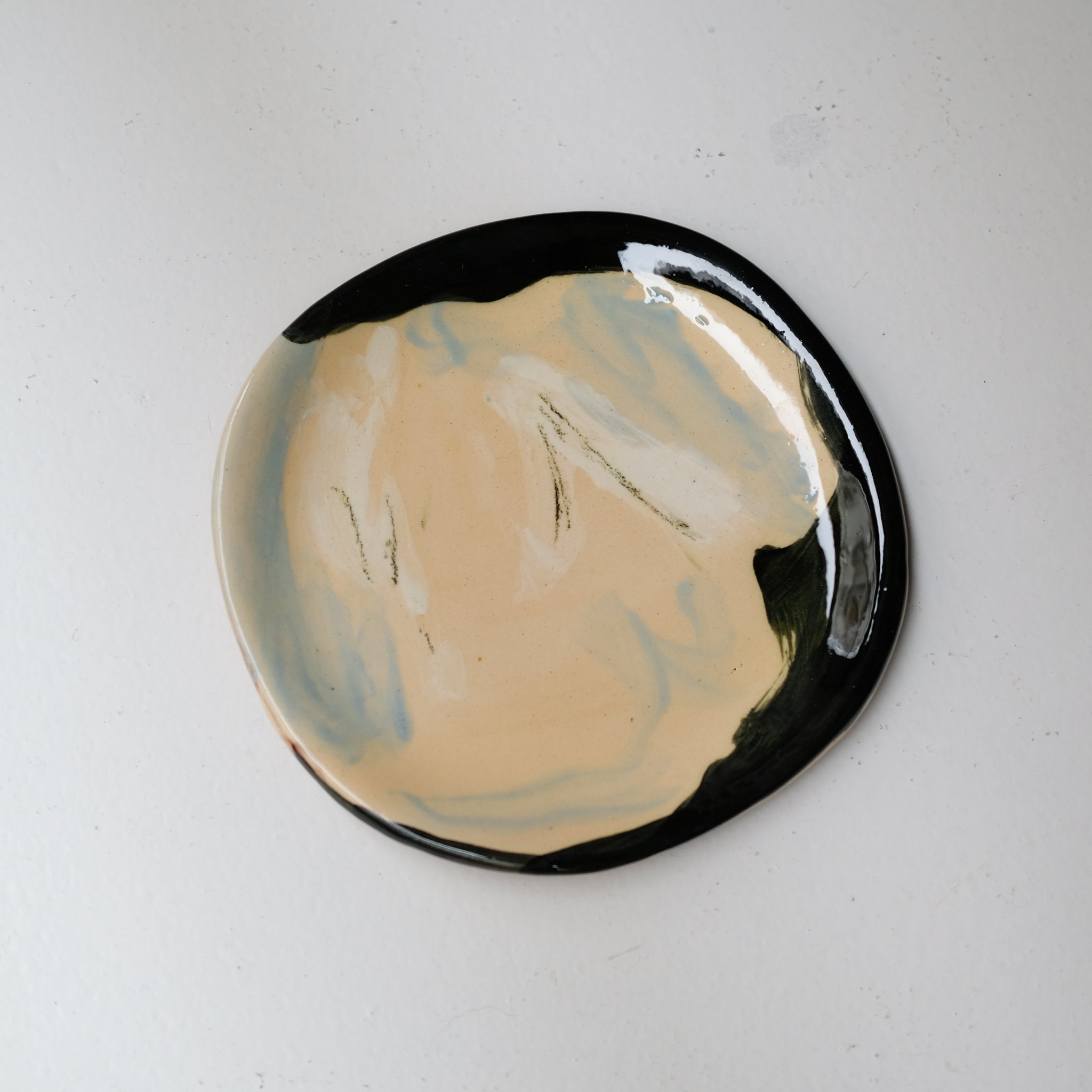 Assiette SU26HB25 en faïence rouge D 19,5cm - Multicolore d'Héloise Bariol chez Brutal Ceramics