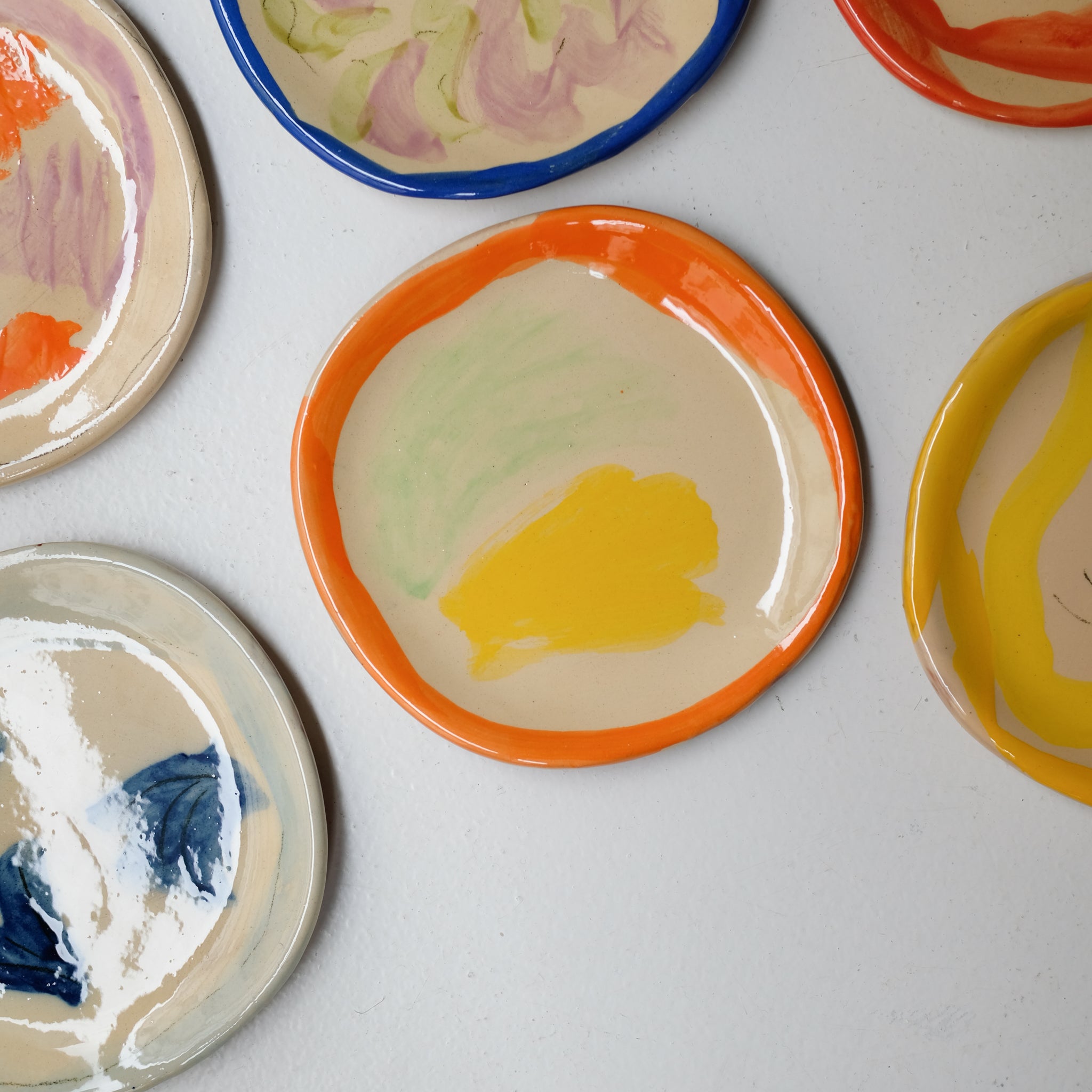 Assiette SU26HB07 en faïence rouge D 19,5cm - Multicolore d'Héloise Bariol chez Brutal Ceramics