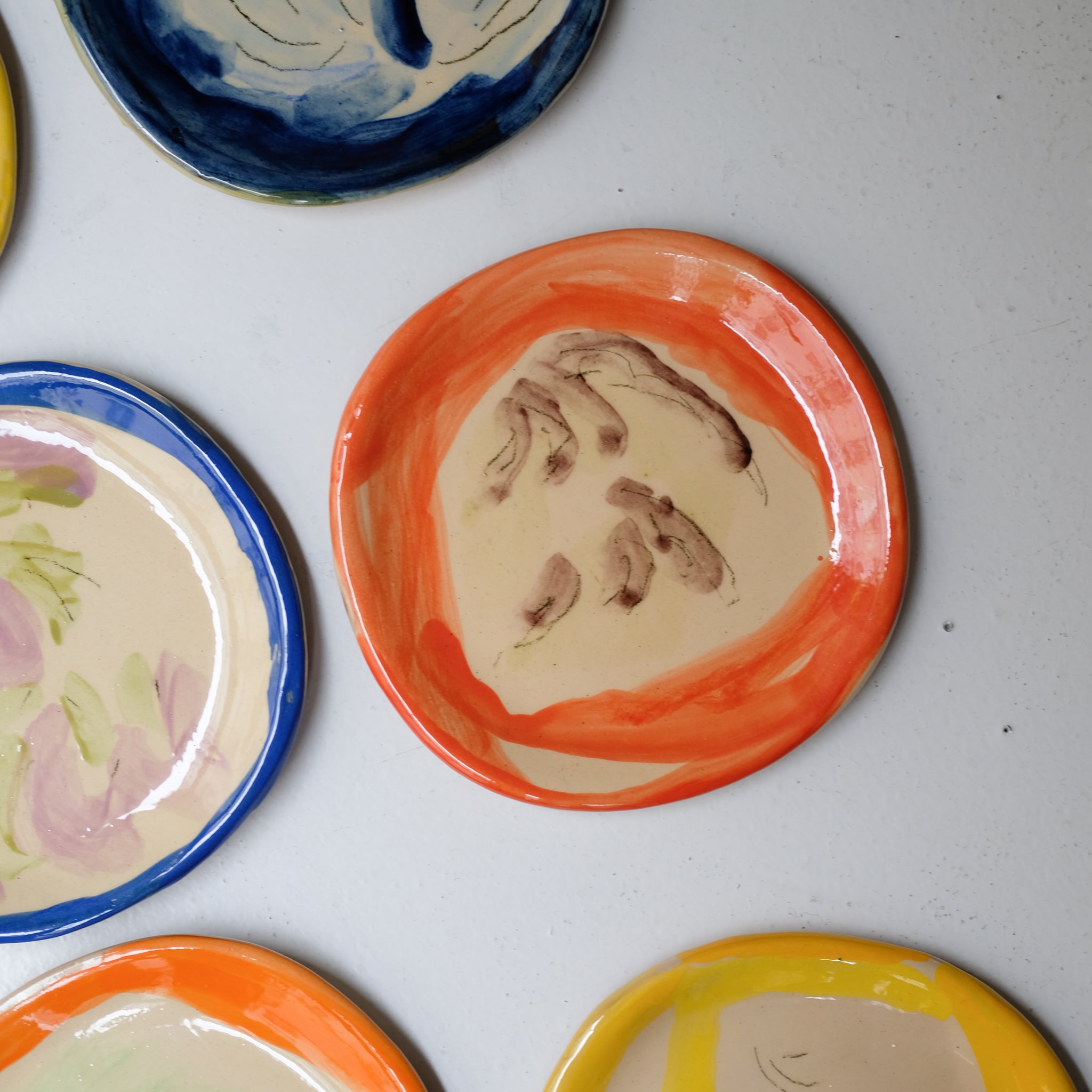 Assiette SU26HB06 en faïence rouge D 19,5cm - Multicolore d'Héloise Bariol chez Brutal Ceramics