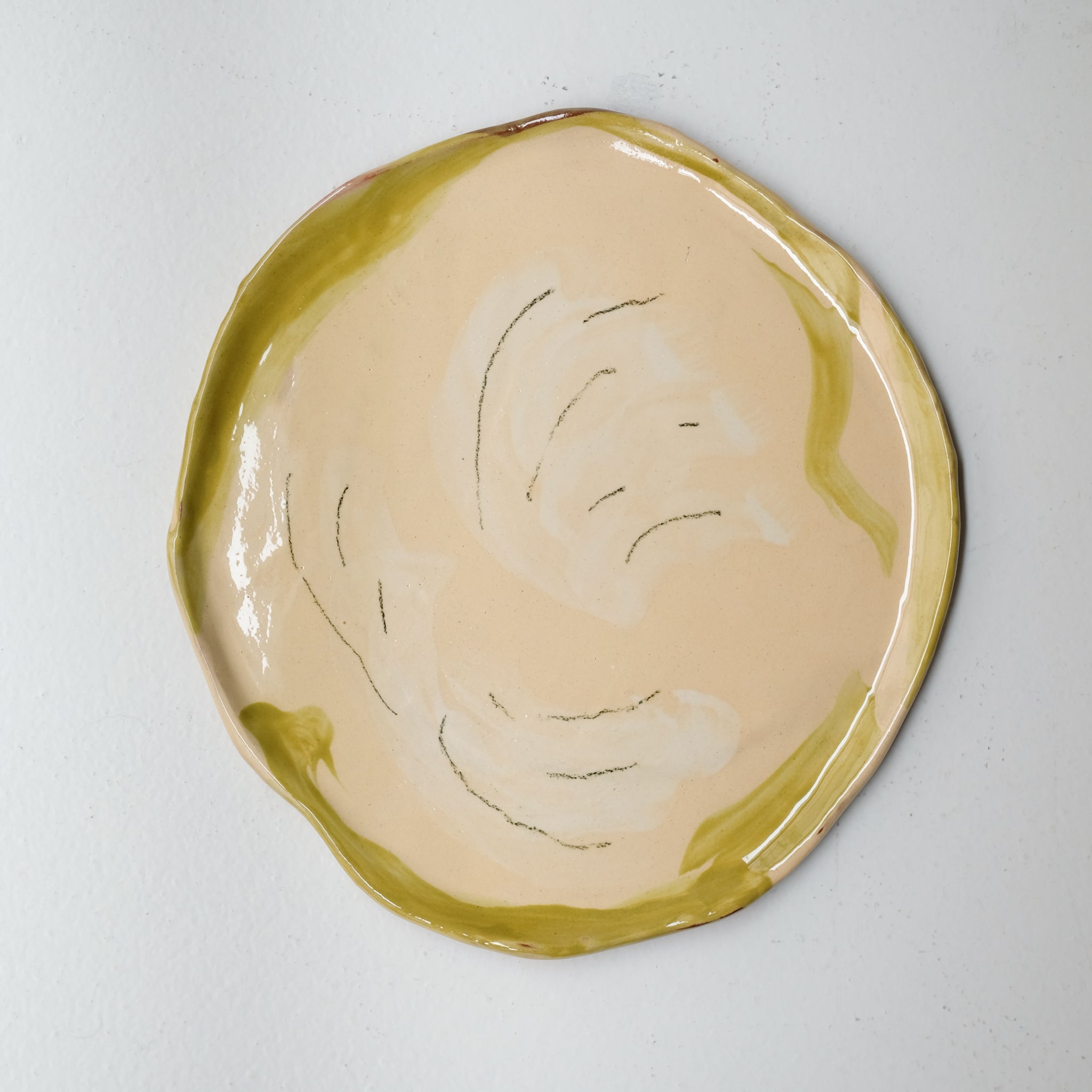 Assiette SU26HB27 en faïence rouge D 25cm - Multicolore d'Héloise Bariol chez Brutal Ceramics