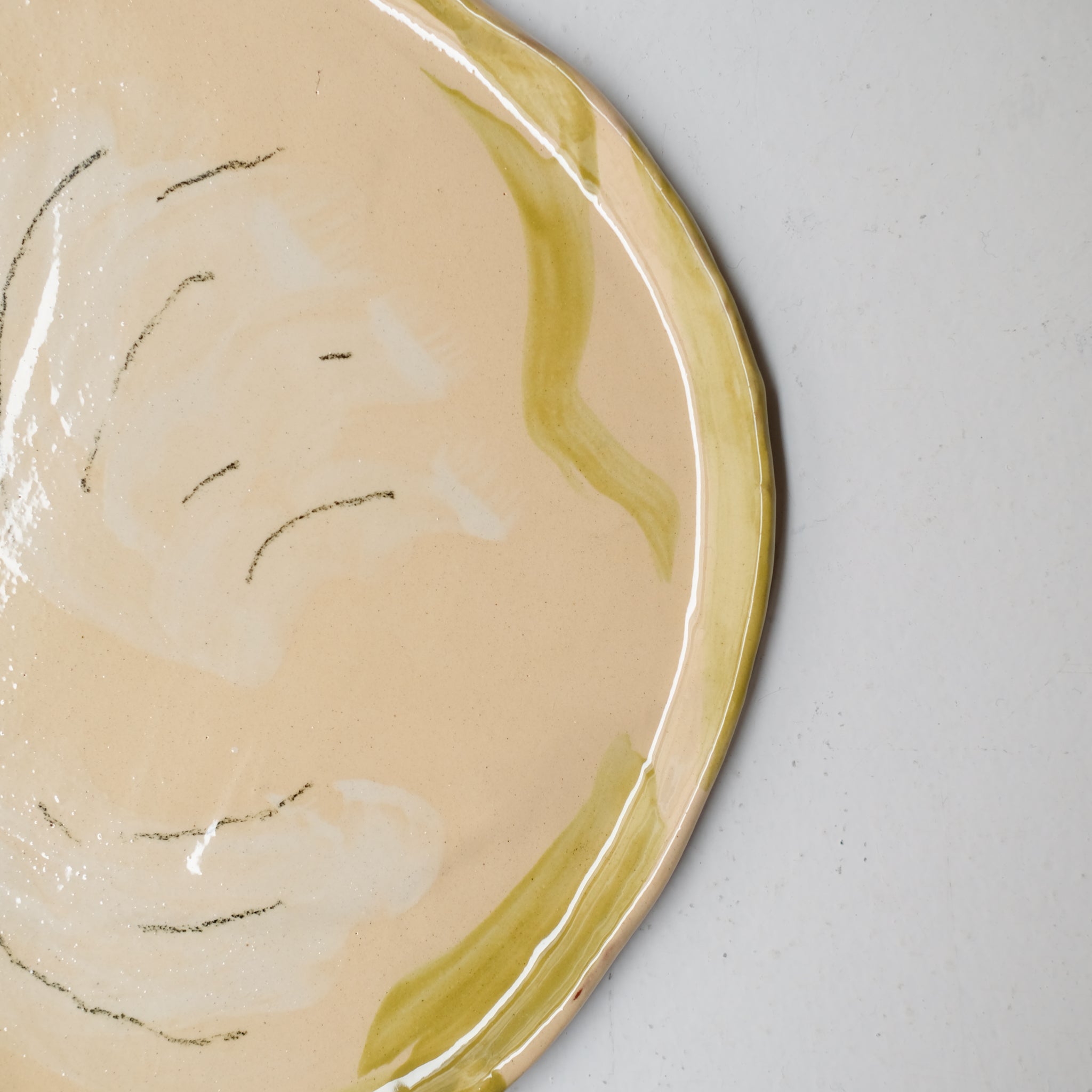 Assiette SU26HB27 en faïence rouge D 25cm - Multicolore d'Héloise Bariol chez Brutal Ceramics