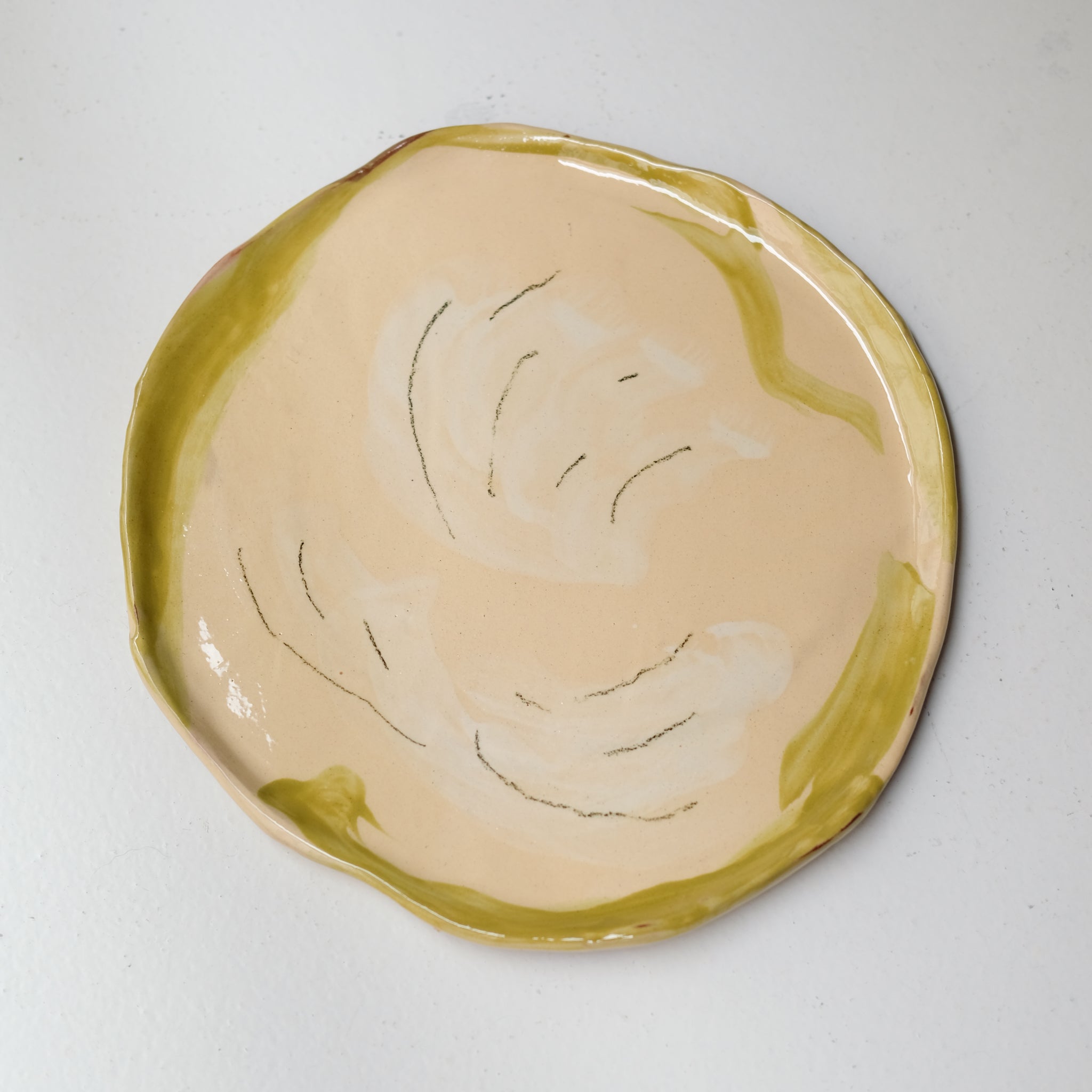 Assiette SU26HB27 en faïence rouge D 25cm - Multicolore d'Héloise Bariol chez Brutal Ceramics