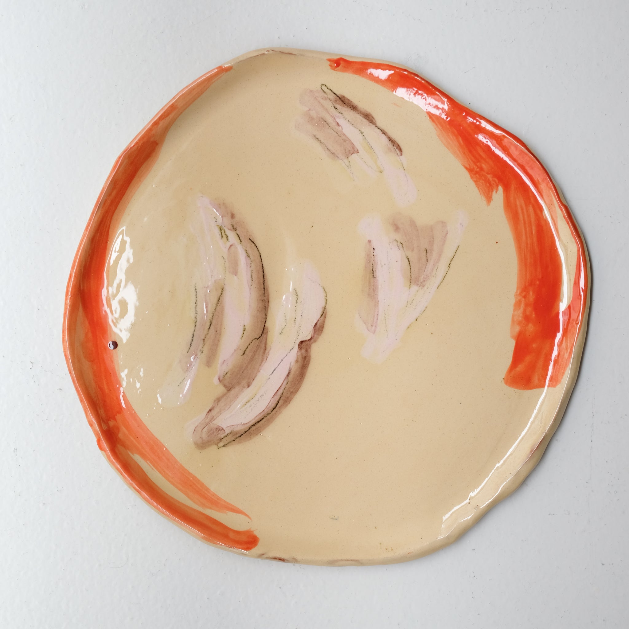 Assiette SU26HB28 en faïence rouge D 25cm - Multicolore d'Héloise Bariol chez Brutal Ceramics