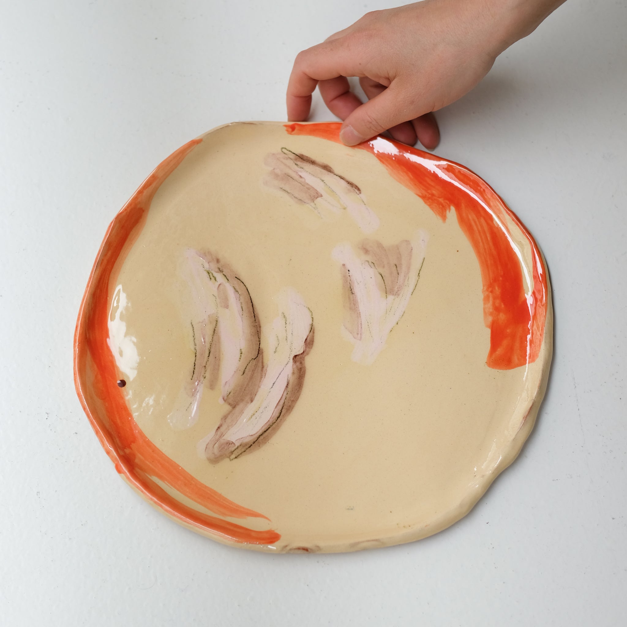 Assiette SU26HB28 en faïence rouge D 25cm - Multicolore d'Héloise Bariol chez Brutal Ceramics