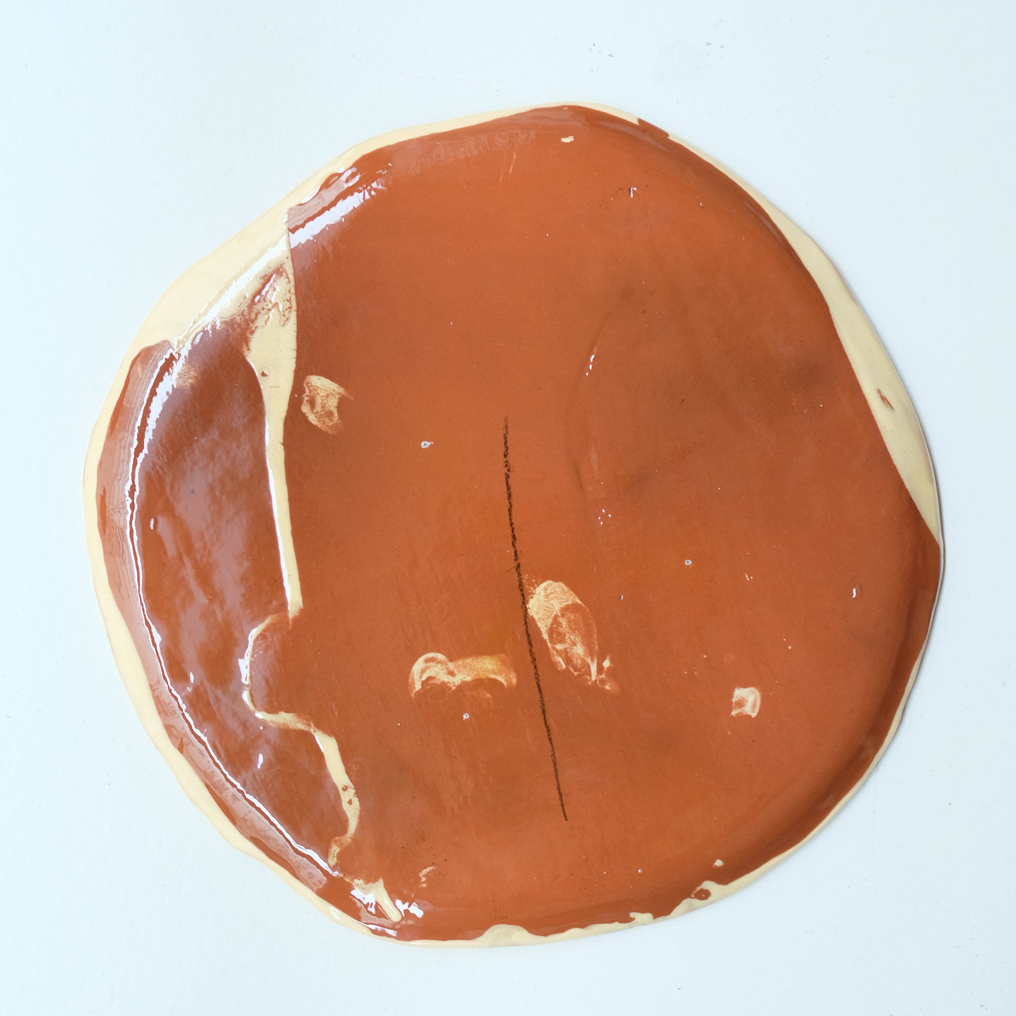 Assiette SU26HB28 en faïence rouge D 25cm - Multicolore d'Héloise Bariol chez Brutal Ceramics