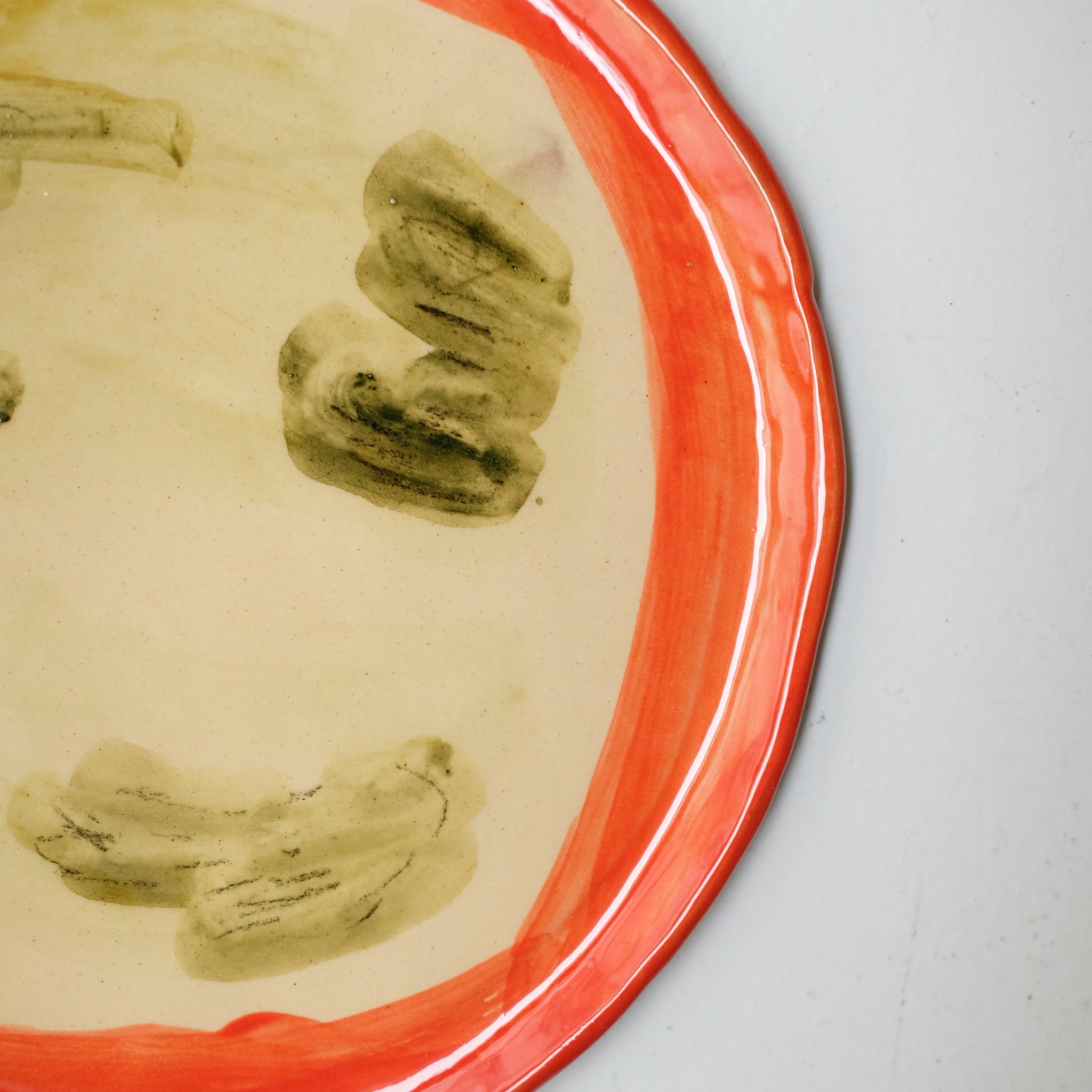 Assiette SU26HB29 en faïence rouge D 25cm - Multicolore d'Héloise Bariol chez Brutal Ceramics