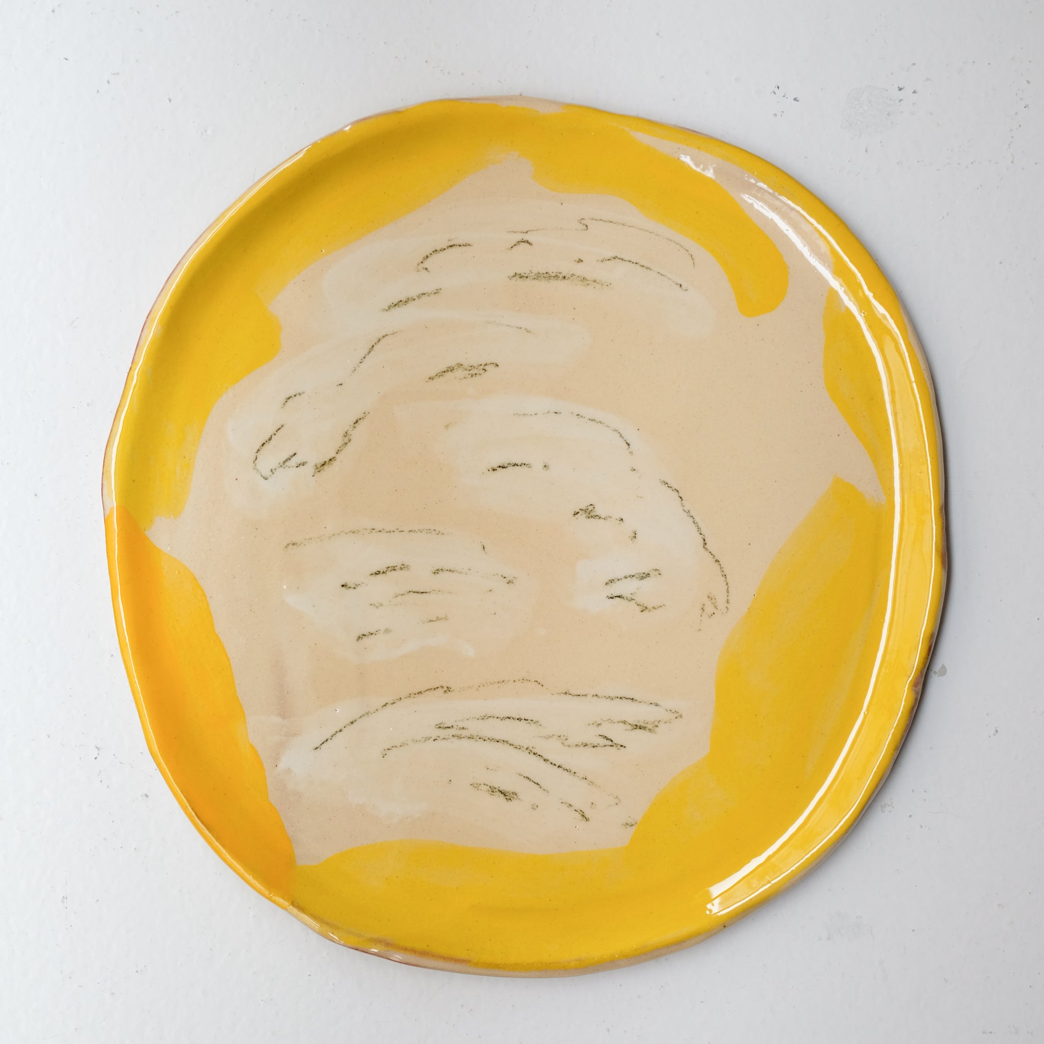 Assiette SU26HB30 en faïence rouge D 25cm - Multicolore d'Héloise Bariol chez Brutal Ceramics
