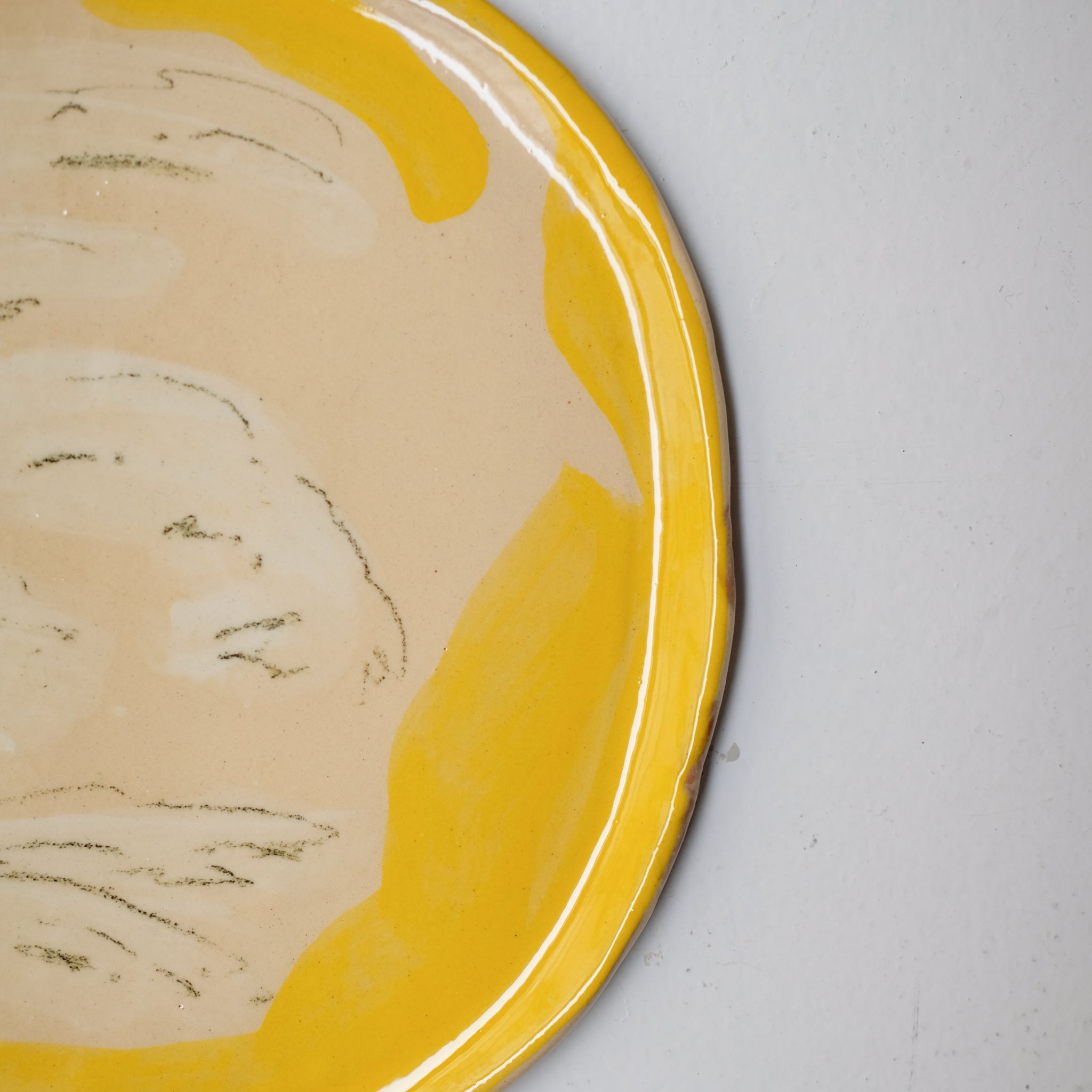 Assiette SU26HB30 en faïence rouge D 25cm - Multicolore d'Héloise Bariol chez Brutal Ceramics