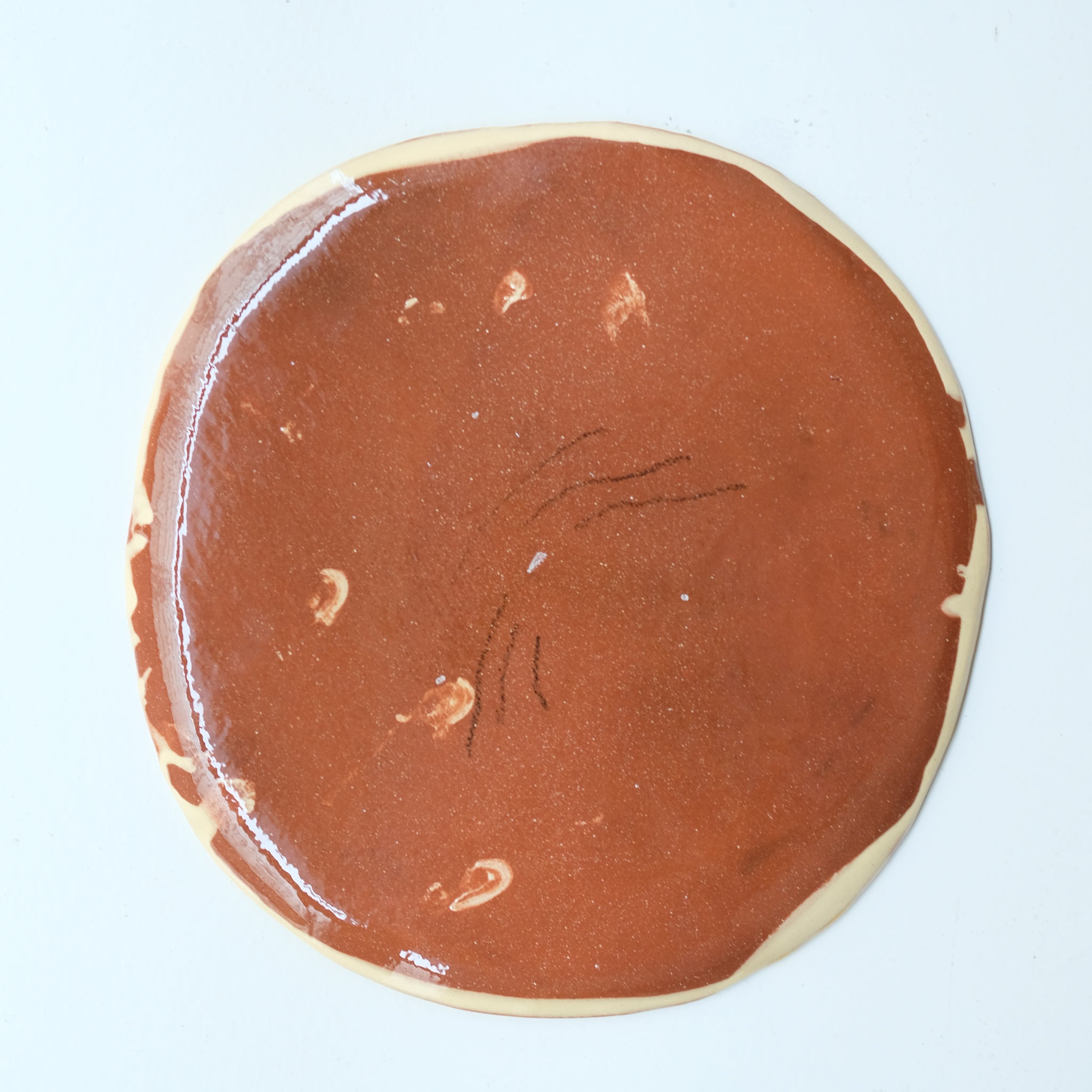 Assiette SU26HB30 en faïence rouge D 25cm - Multicolore d'Héloise Bariol chez Brutal Ceramics