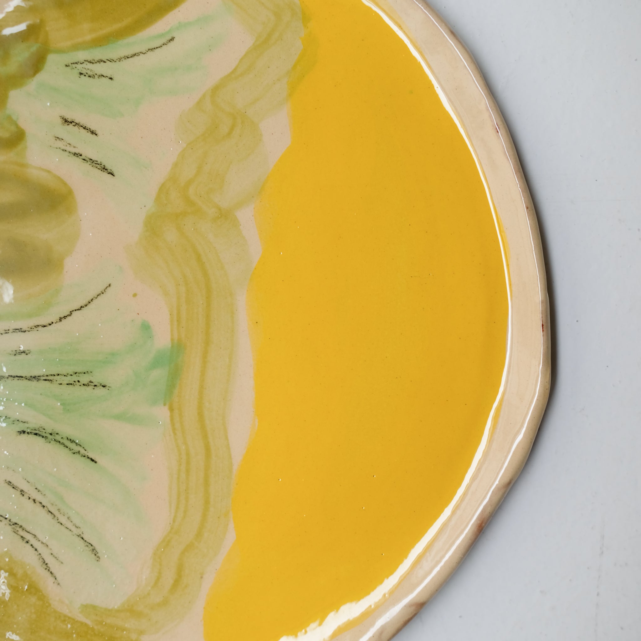 Assiette SU26HB32 en faïence rouge D 25cm - Multicolore d'Héloise Bariol chez Brutal Ceramics