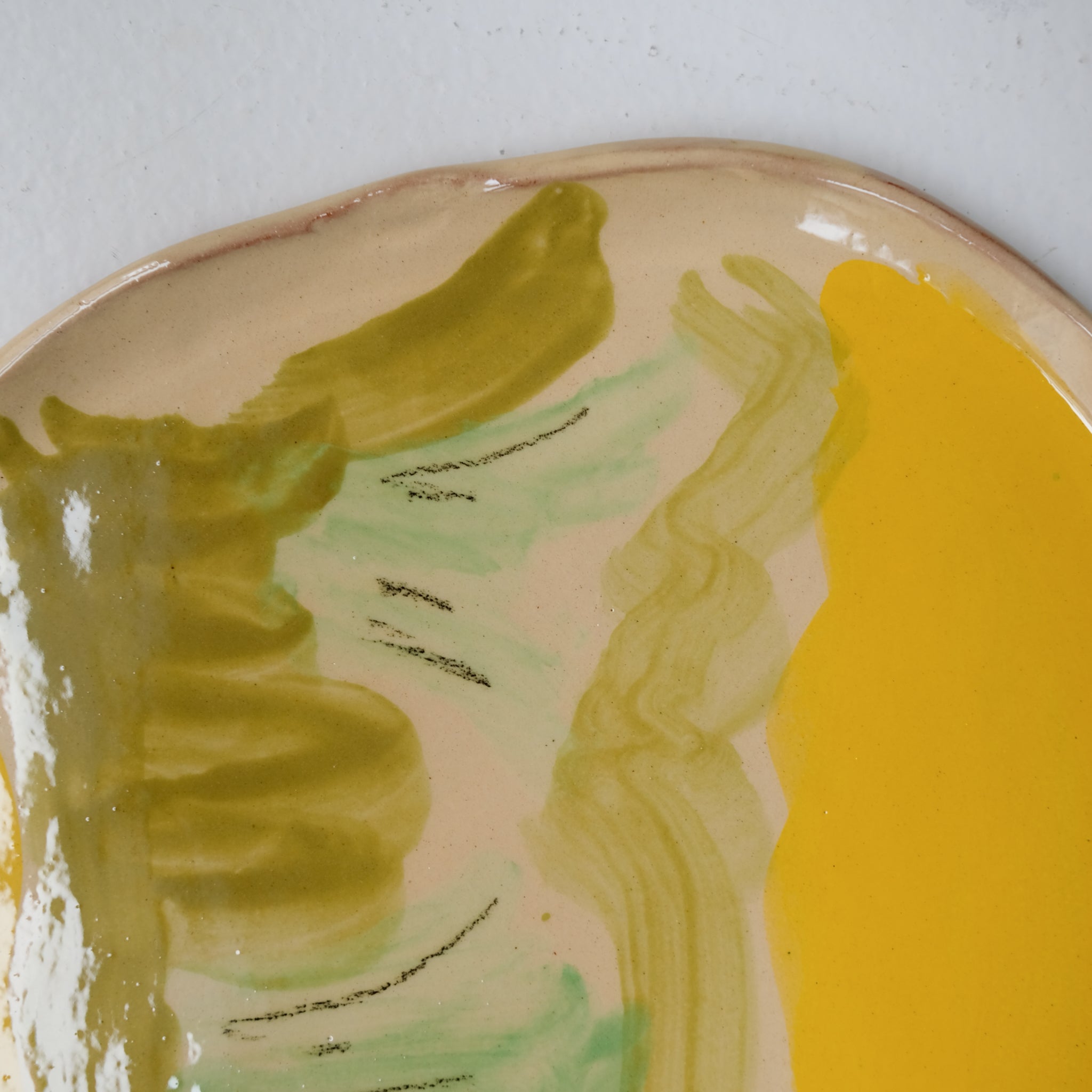 Assiette SU26HB32 en faïence rouge D 25cm - Multicolore d'Héloise Bariol chez Brutal Ceramics