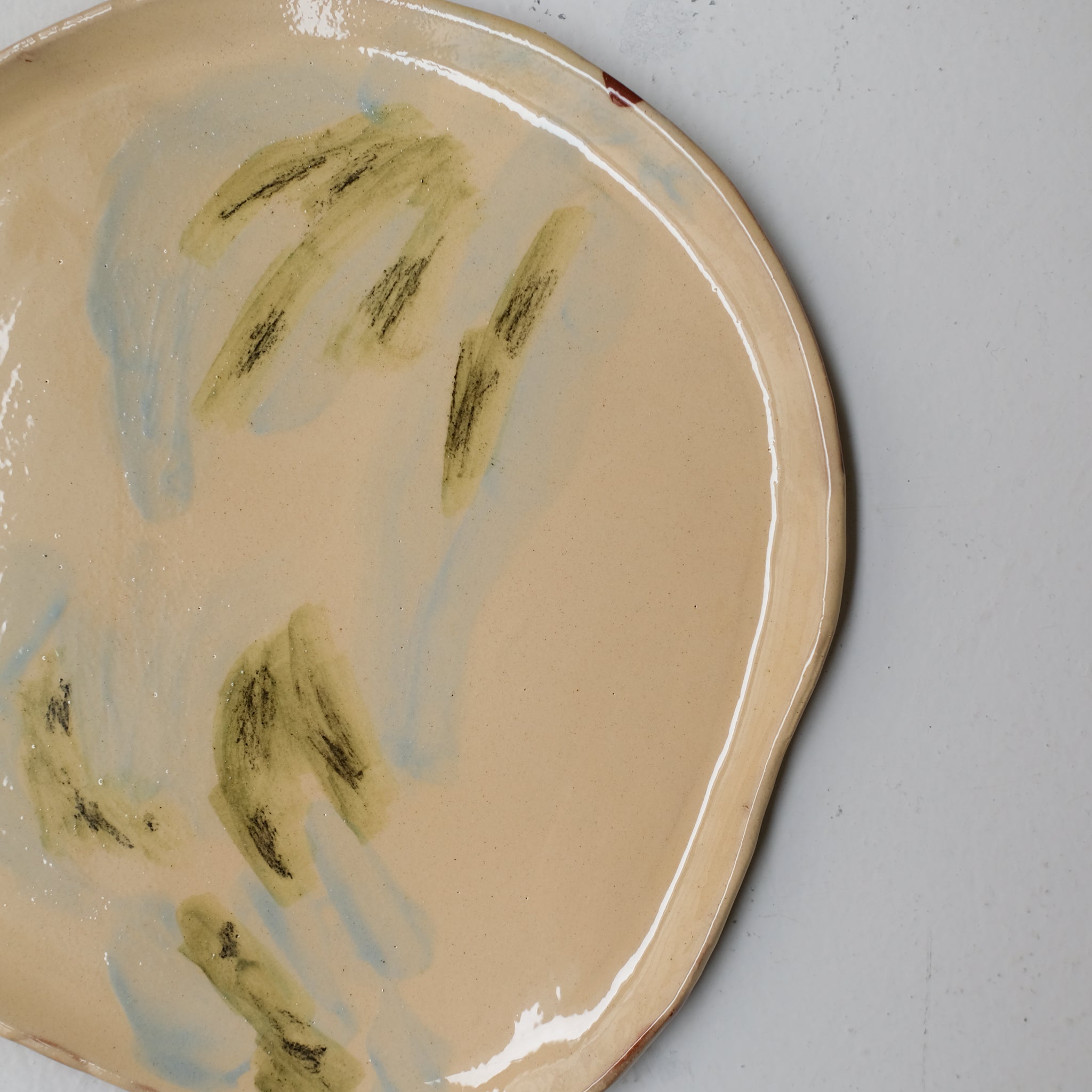 Assiette SU26HB33 en faïence rouge D 25cm - Multicolore d'Héloise Bariol chez Brutal Ceramics