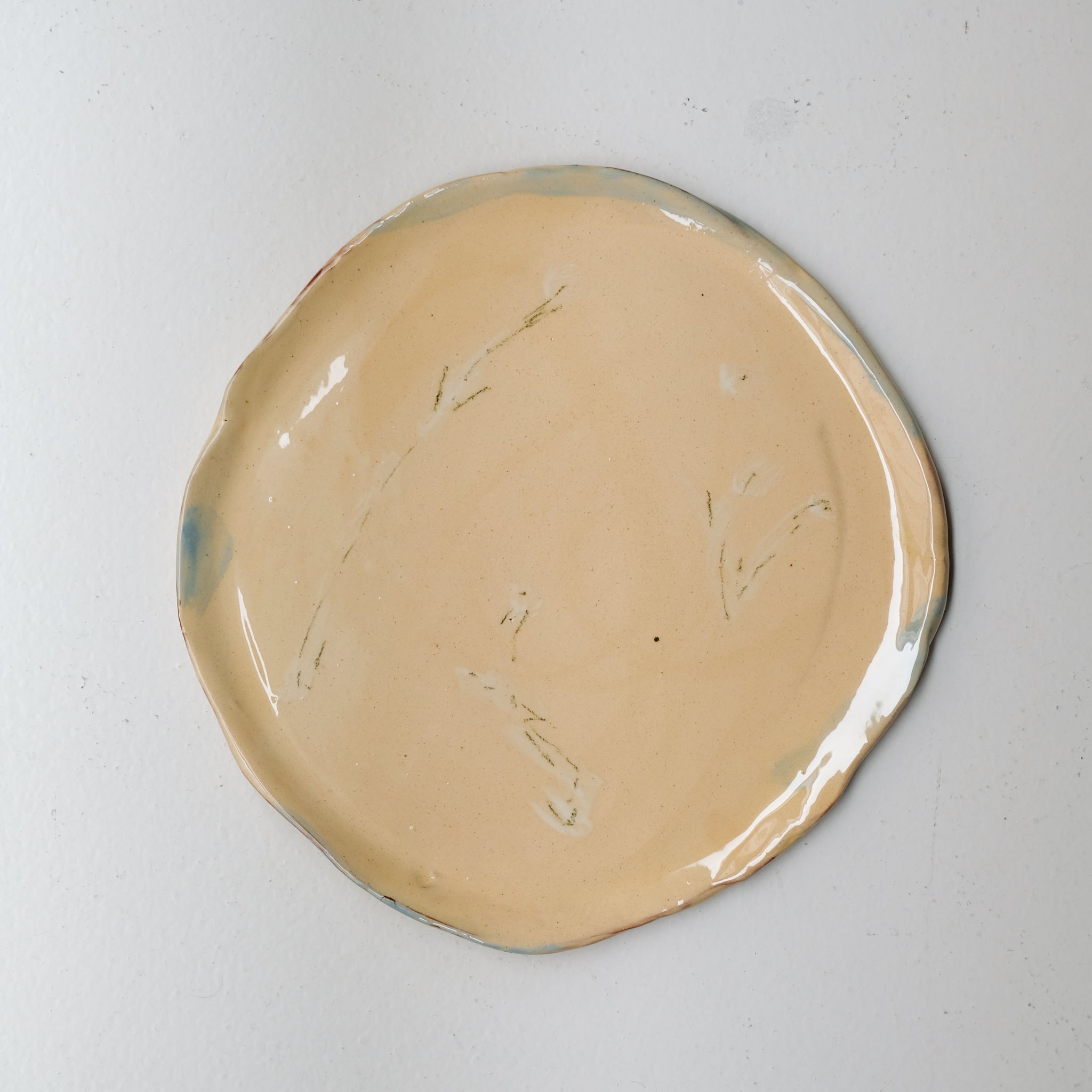 Assiette SU26HB34 en faïence rouge D 25cm - Multicolore d'Héloise Bariol chez Brutal Ceramics