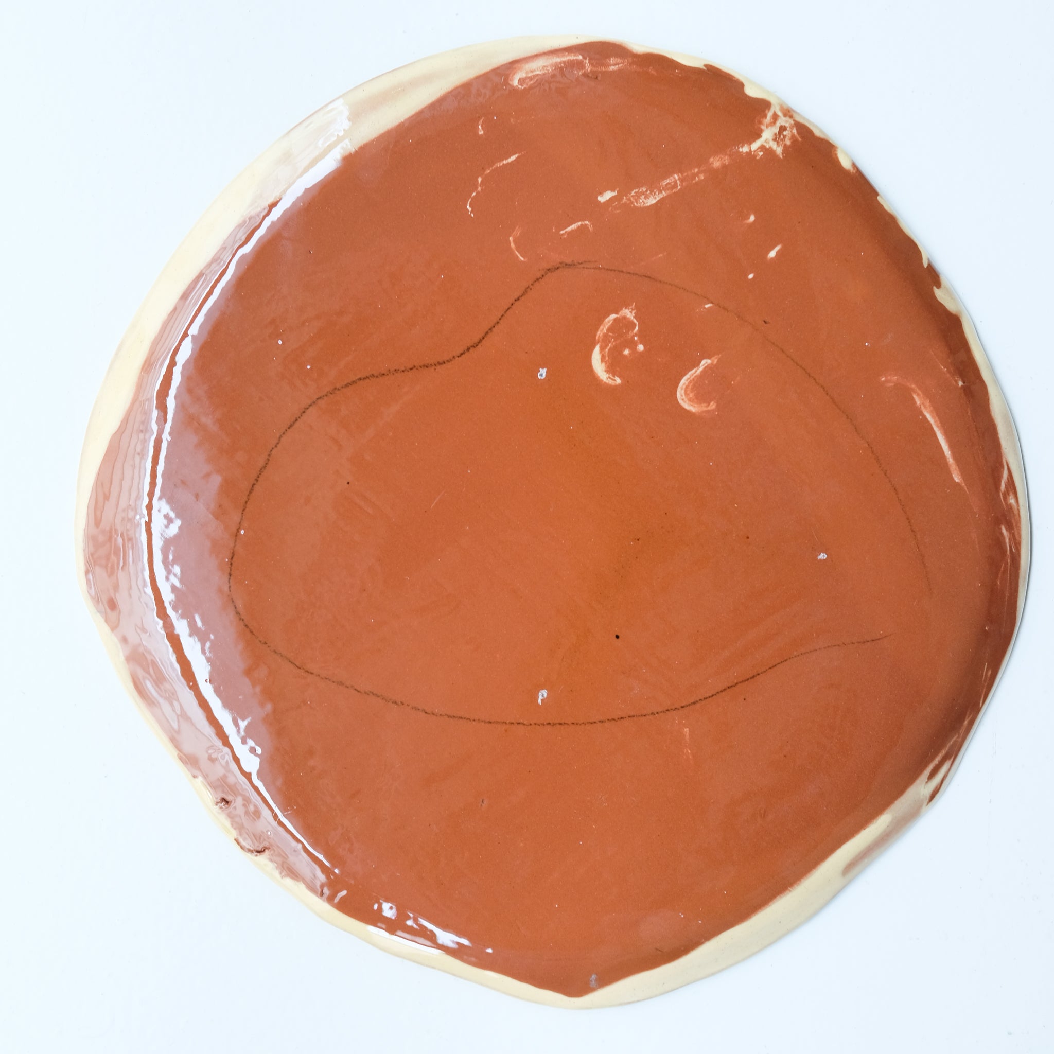 Assiette SU26HB34 en faïence rouge D 25cm - Multicolore d'Héloise Bariol chez Brutal Ceramics