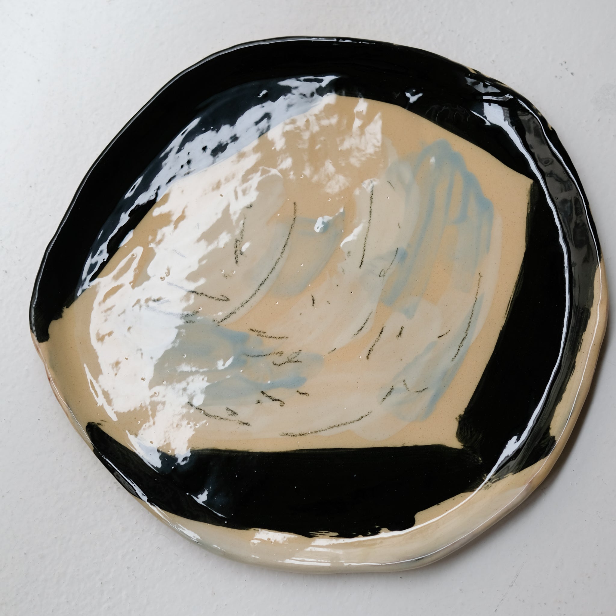 Assiette SU26HB35 en faïence rouge D 25cm - Multicolore d'Héloise Bariol chez Brutal Ceramics
