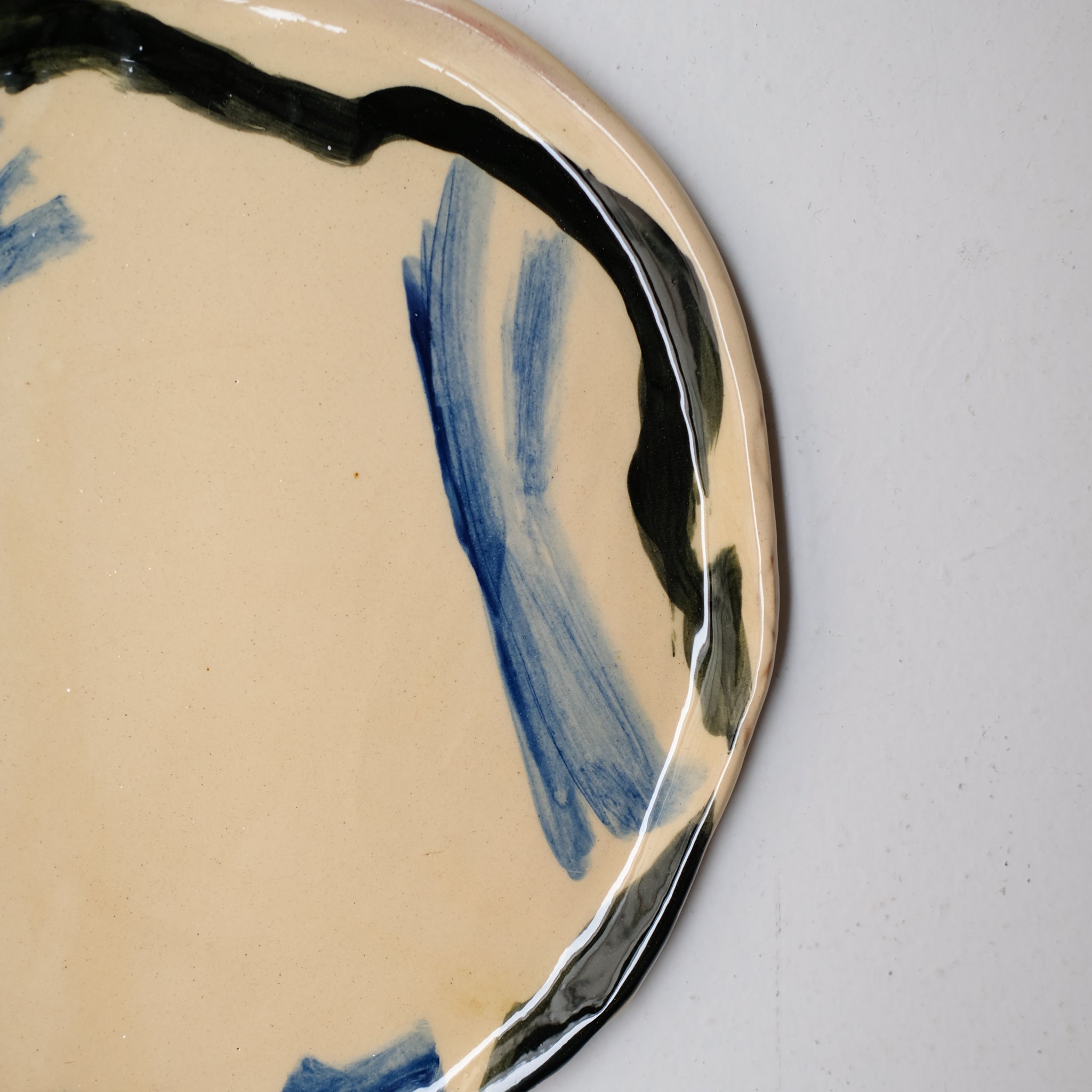 Assiette SU26HB37 en faïence rouge D 25cm - Multicolore d'Héloise Bariol chez Brutal Ceramics