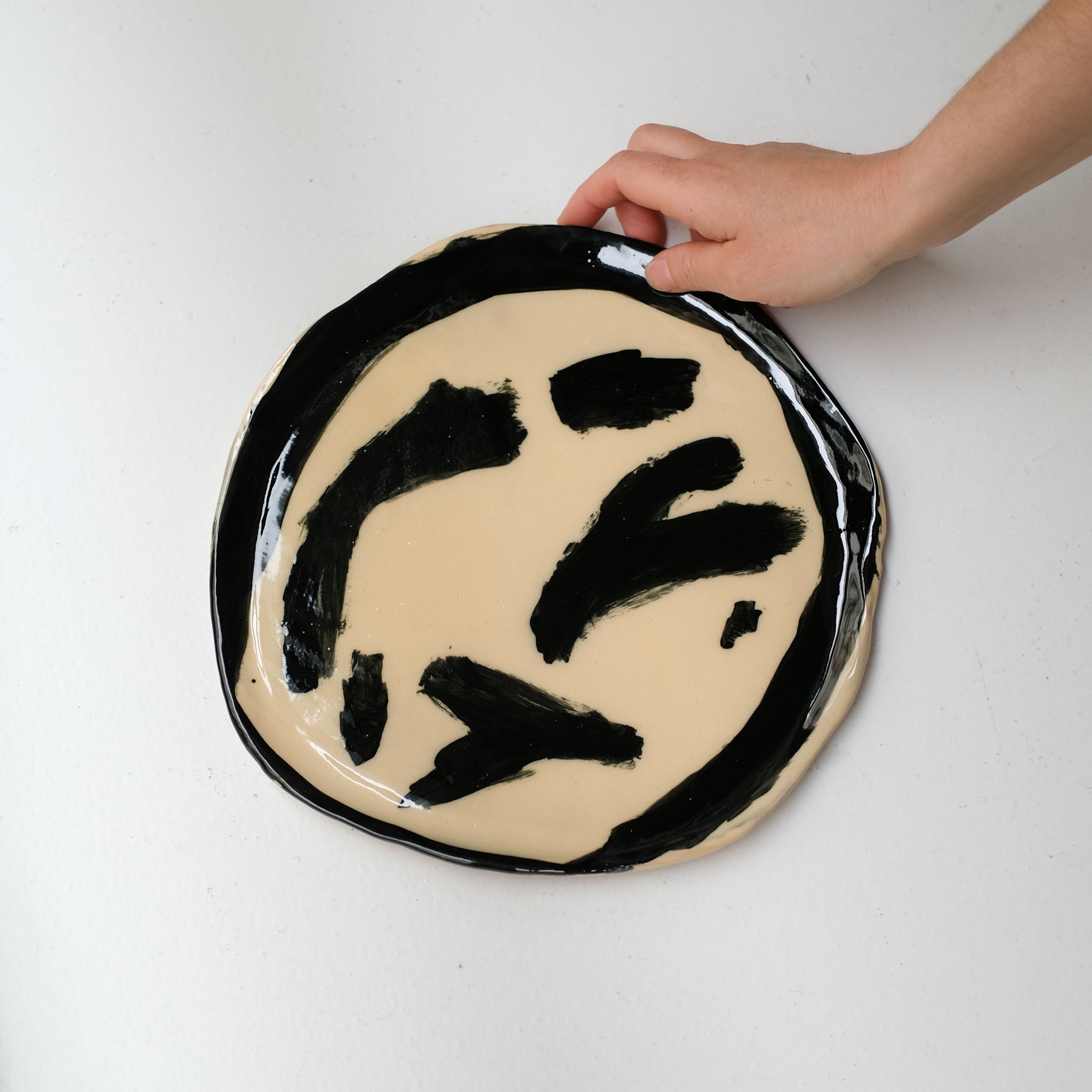 Assiette SU26HB38 en faïence rouge D 25cm - Multicolore d'Héloise Bariol chez Brutal Ceramics
