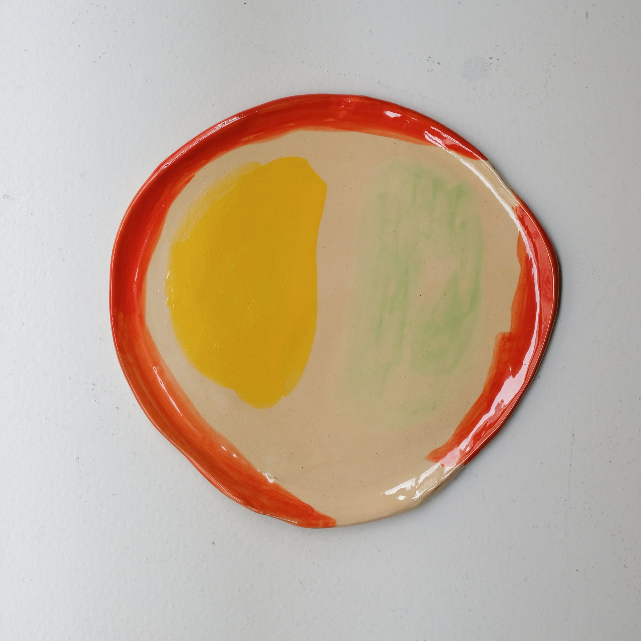 Assiette SU26HB40 en faïence rouge D 25cm - Multicolore d'Héloise Bariol chez Brutal Ceramics