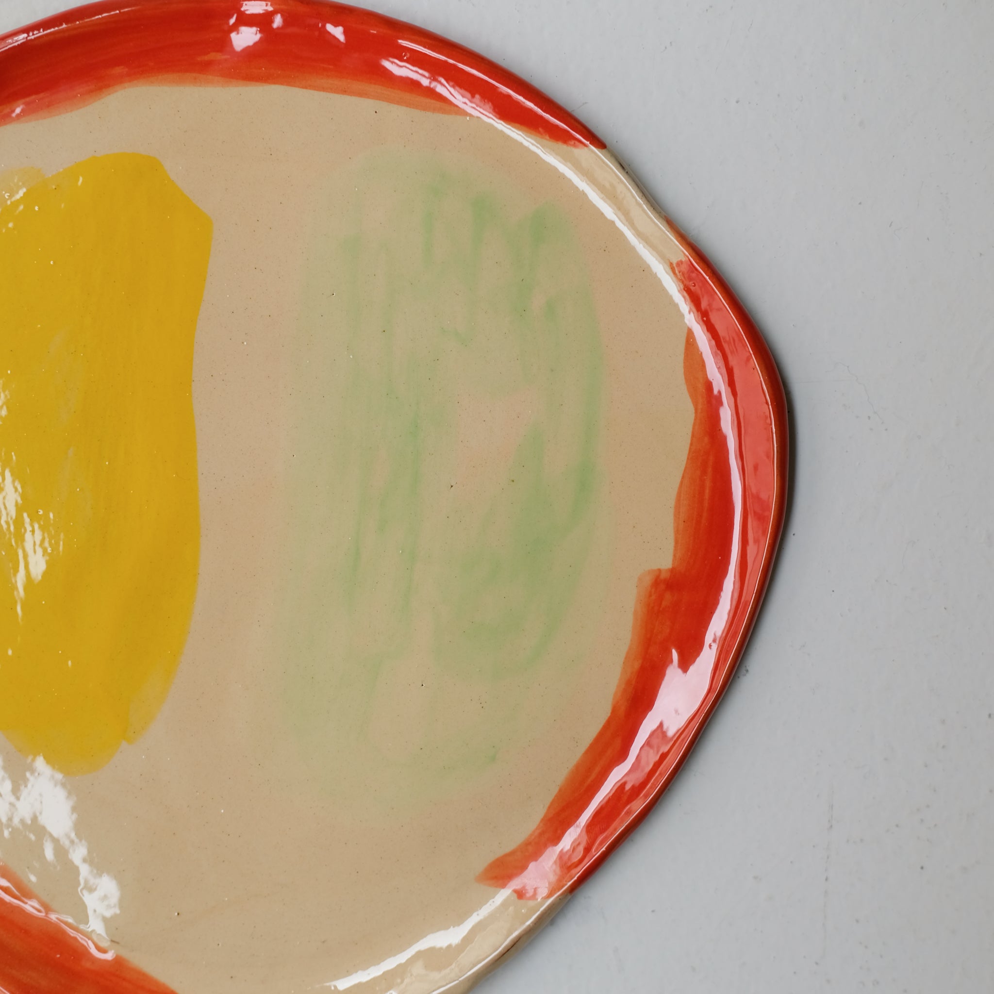 Assiette SU26HB40 en faïence rouge D 25cm - Multicolore d'Héloise Bariol chez Brutal Ceramics