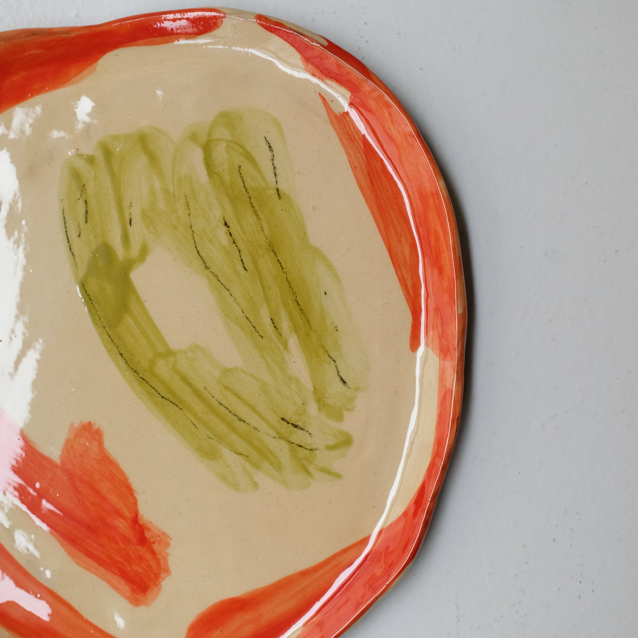 Assiette SU26HB41 en faïence rouge D 25cm - Multicolore d'Héloise Bariol chez Brutal Ceramics