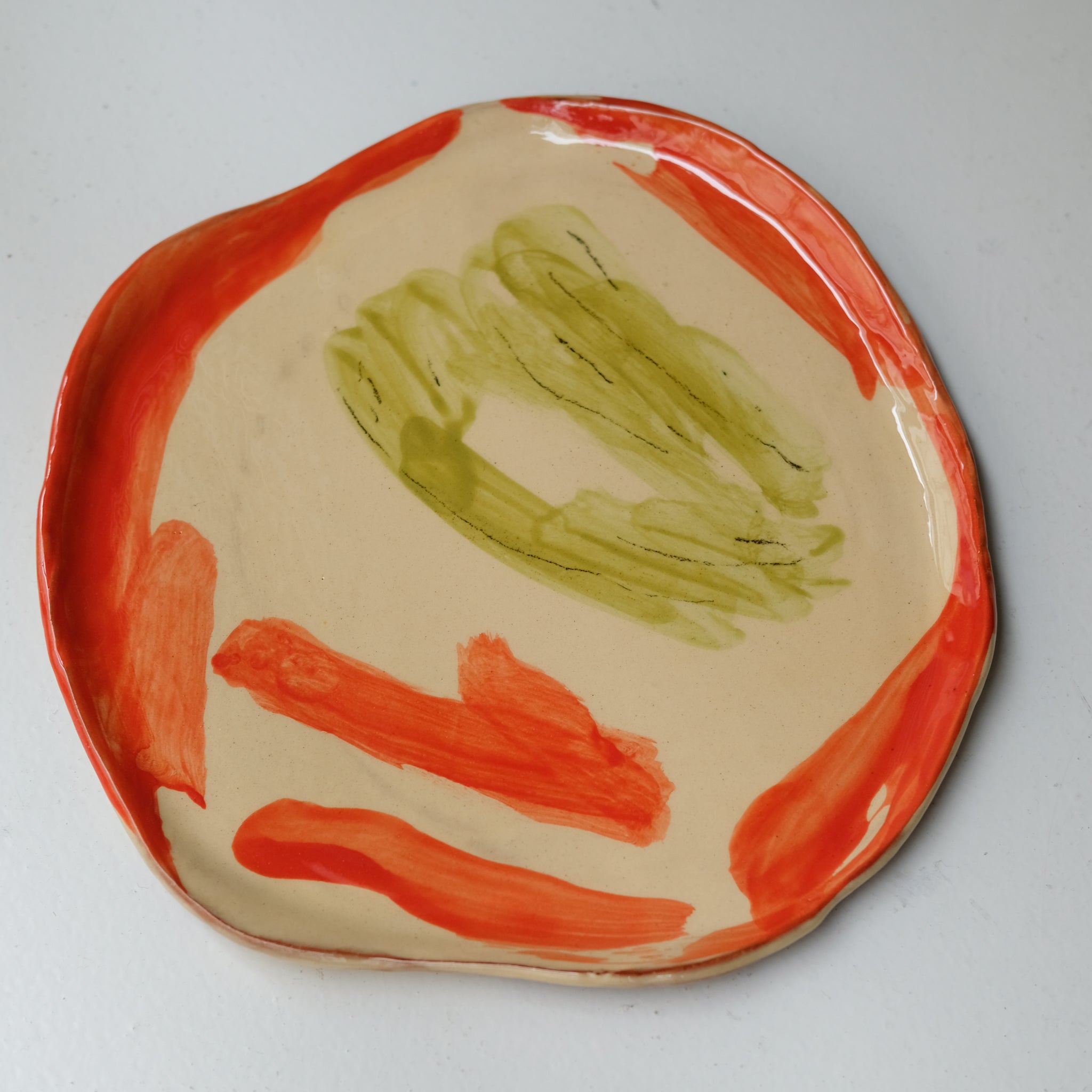 Assiette SU26HB41 en faïence rouge D 25cm - Multicolore d'Héloise Bariol chez Brutal Ceramics