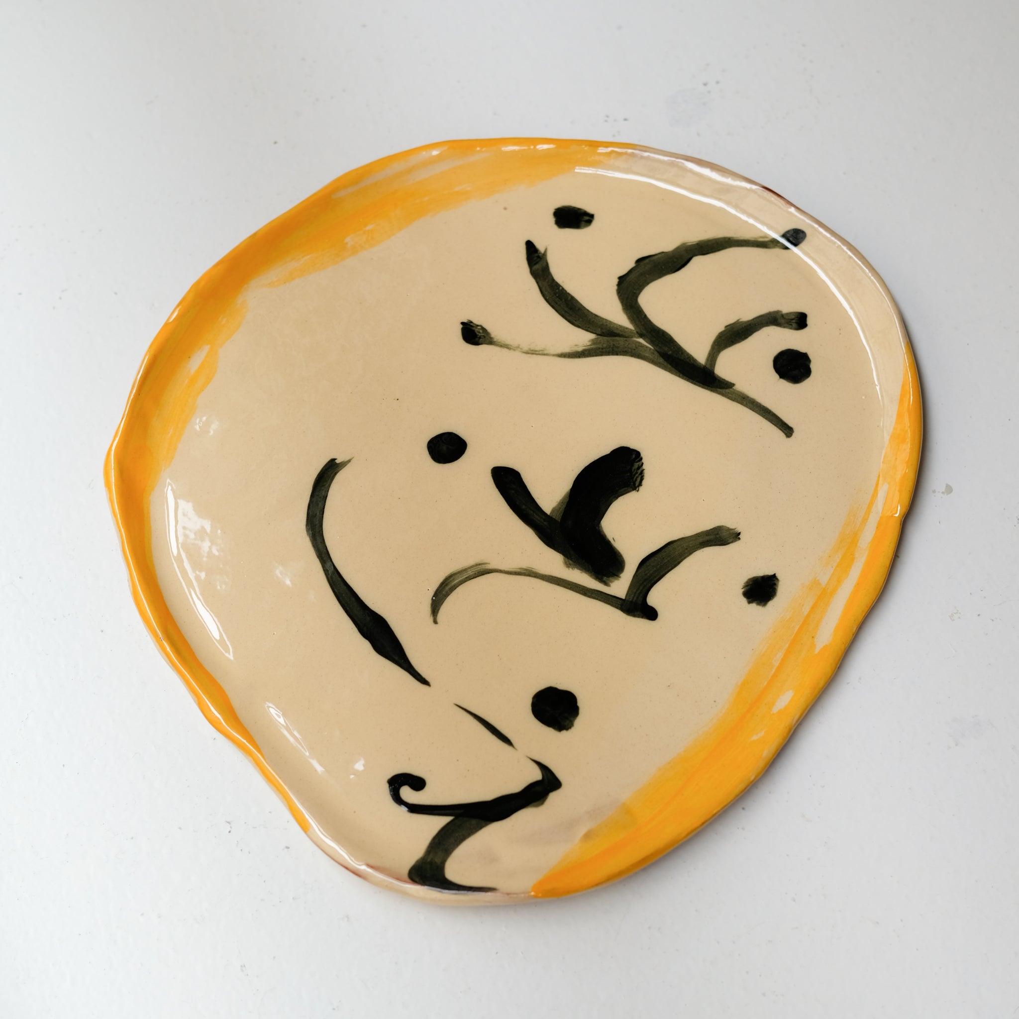 Assiette SU26HB43 en faïence rouge D 25cm - Multicolore d'Héloise Bariol chez Brutal Ceramics