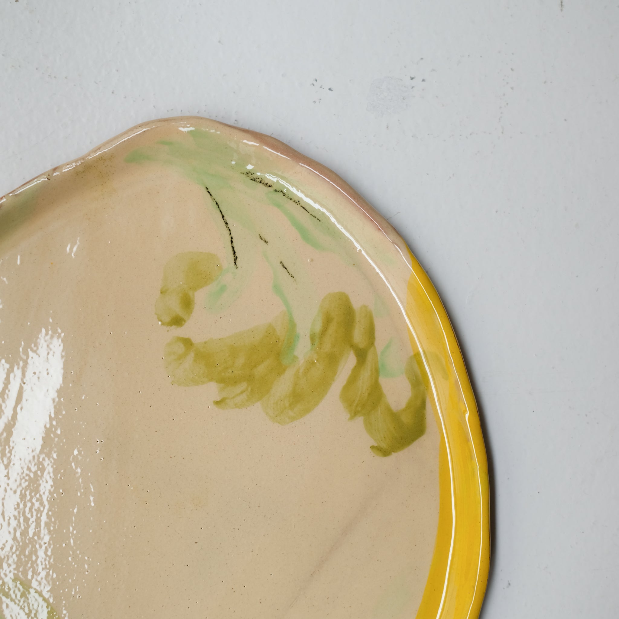 Assiette SU26HB44 en faïence rouge D 25cm - Multicolore d'Héloise Bariol chez Brutal Ceramics