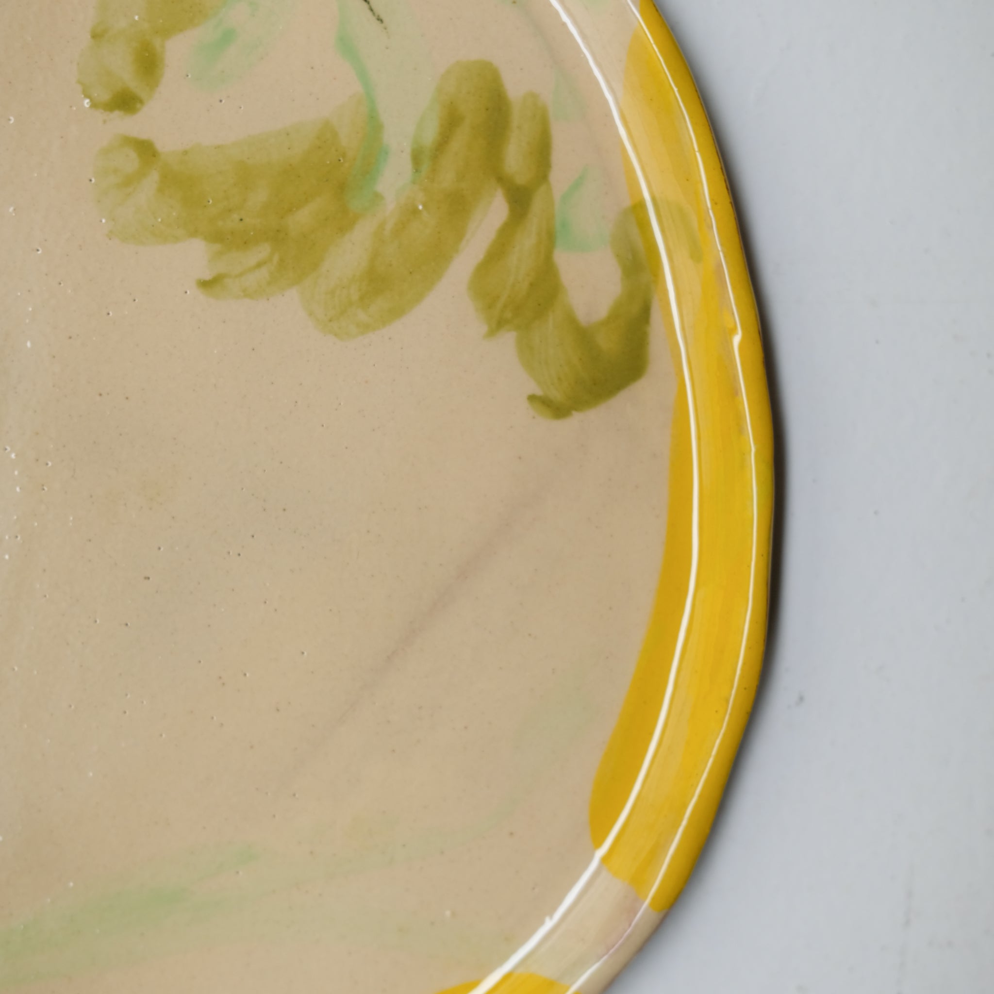 Assiette SU26HB44 en faïence rouge D 25cm - Multicolore d'Héloise Bariol chez Brutal Ceramics