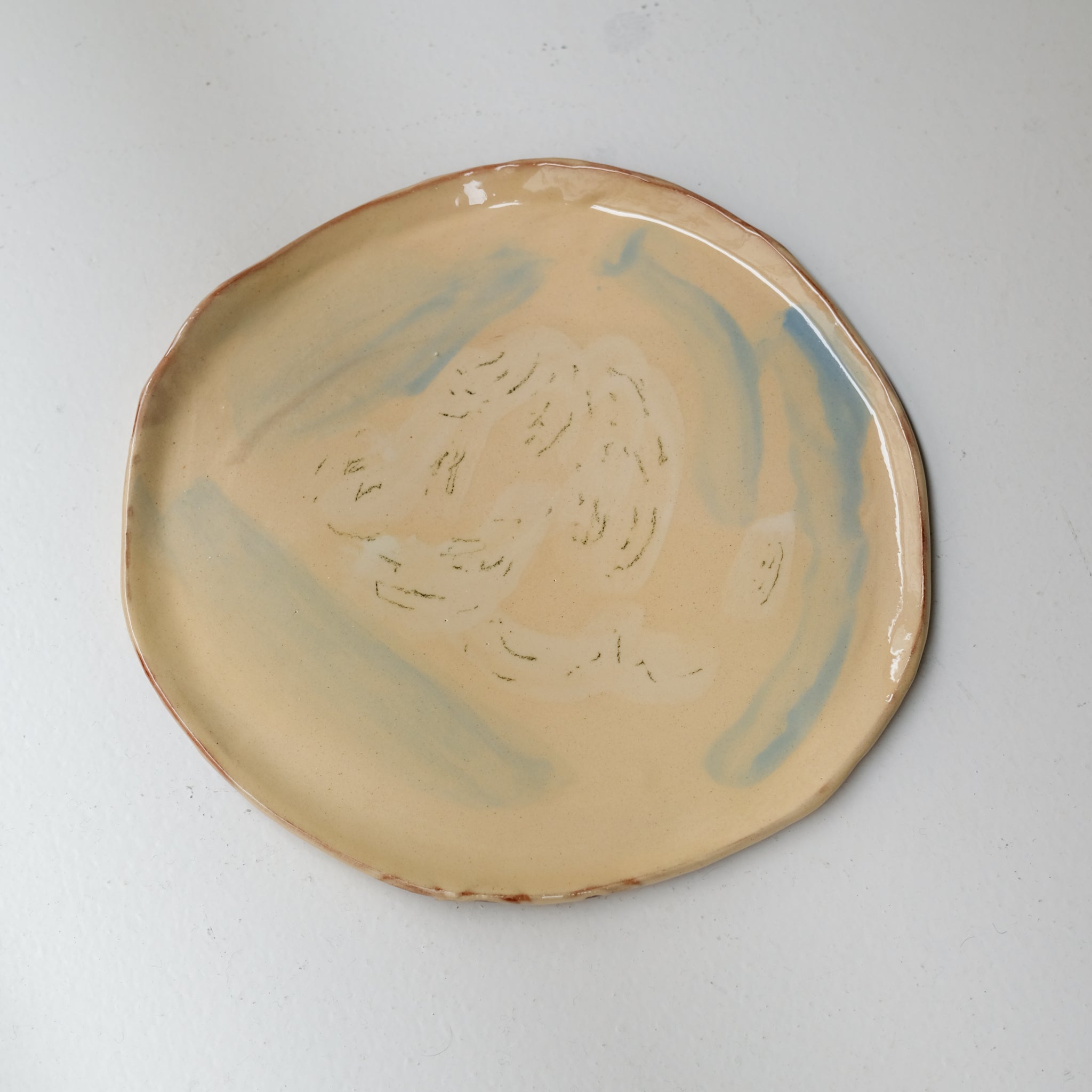 Assiette SU26HB50 en faïence rouge D 25cm - Multicolore d'Héloise Bariol chez Brutal Ceramics