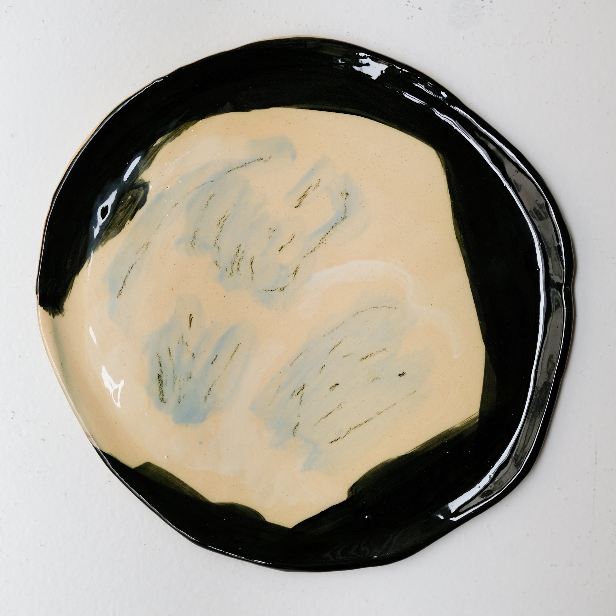 Assiette SU26HB46 en faïence rouge D 25cm - Multicolore d'Héloise Bariol chez Brutal Ceramics