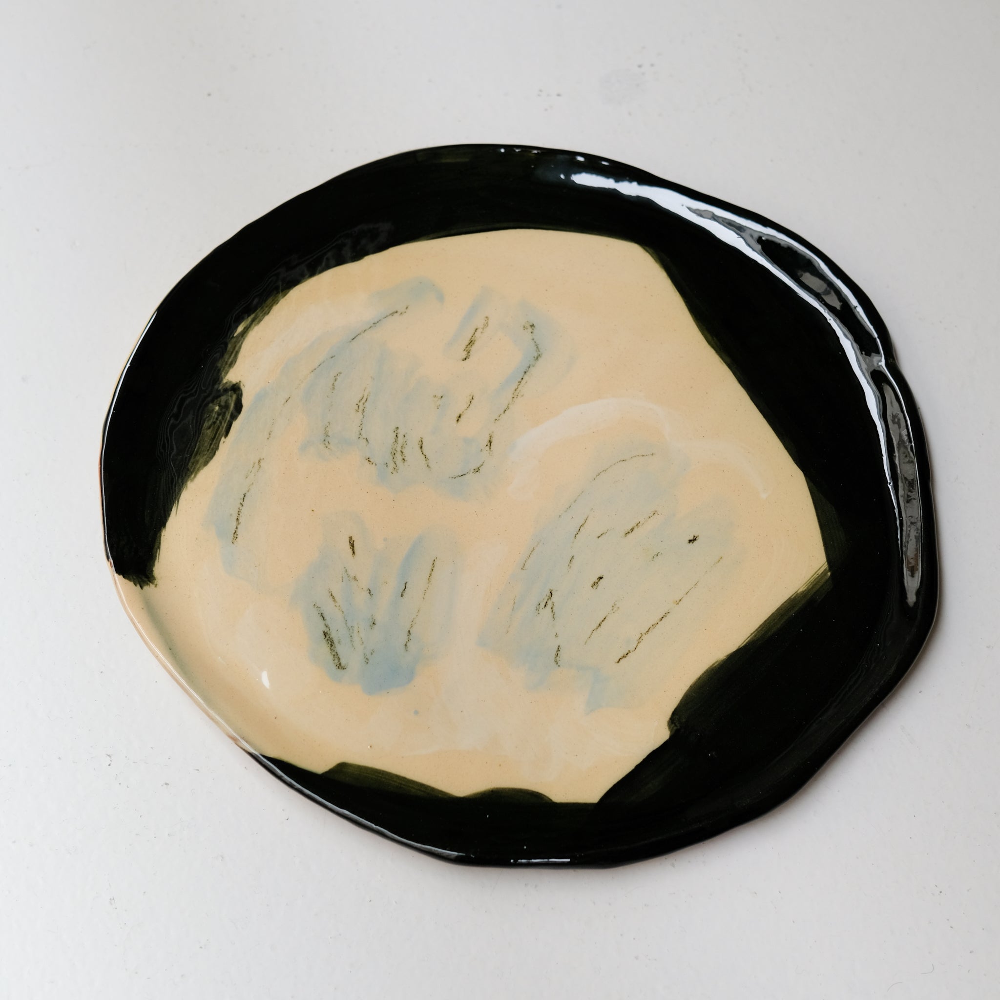 Assiette SU26HB46 en faïence rouge D 25cm - Multicolore d'Héloise Bariol chez Brutal Ceramics