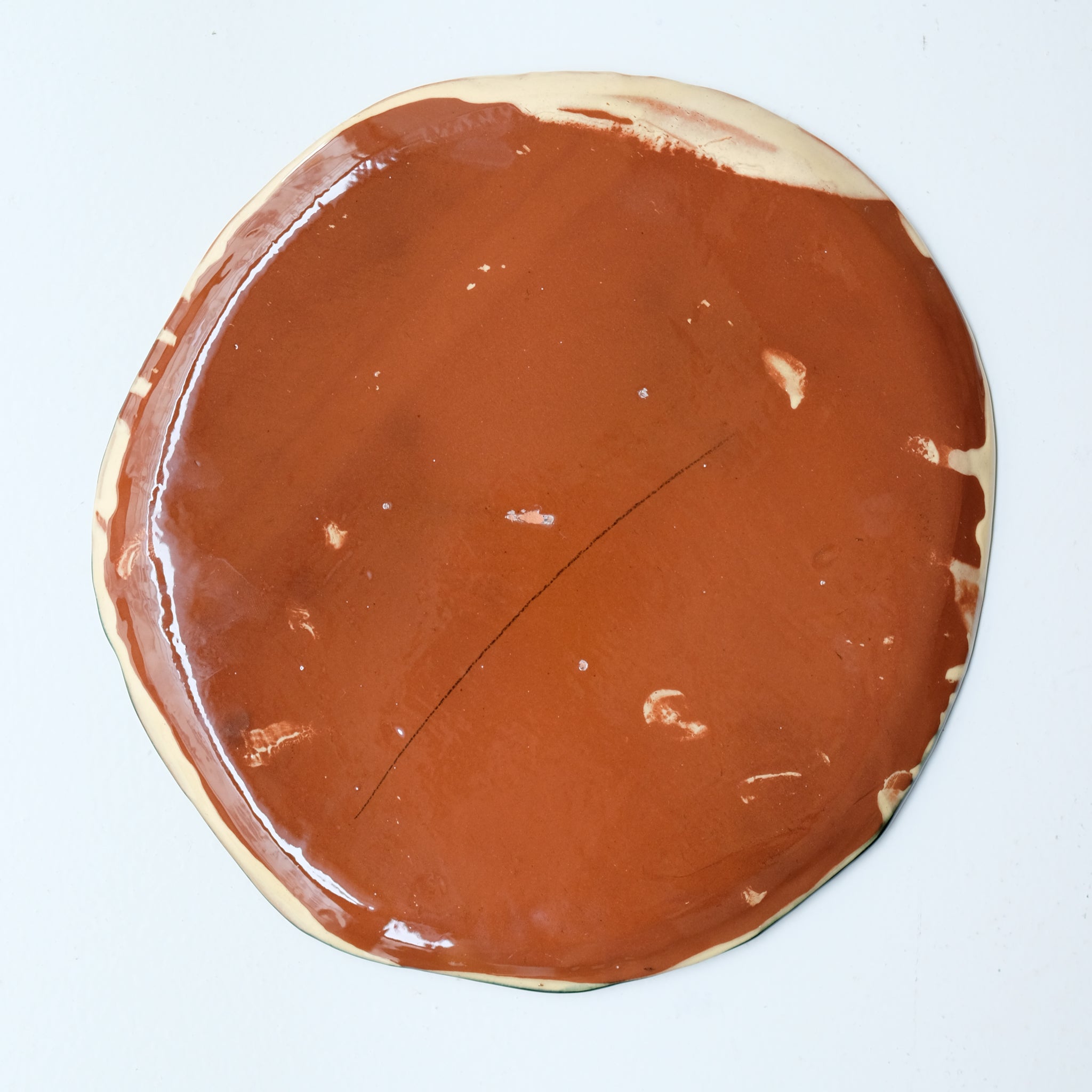 Assiette SU26HB46 en faïence rouge D 25cm - Multicolore d'Héloise Bariol chez Brutal Ceramics