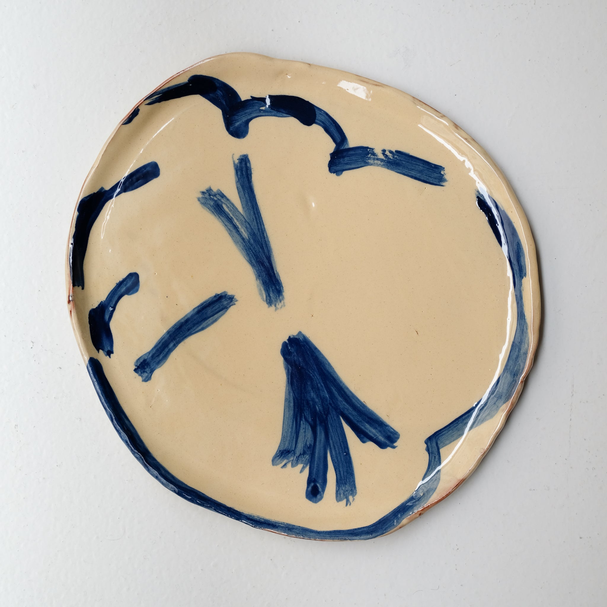 Assiette SU26HB47 en faïence rouge D 25cm - Multicolore d'Héloise Bariol chez Brutal Ceramics