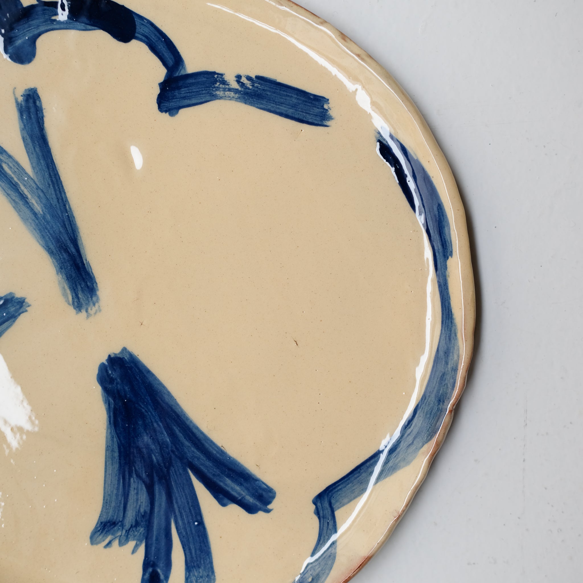 Assiette SU26HB47 en faïence rouge D 25cm - Multicolore d'Héloise Bariol chez Brutal Ceramics