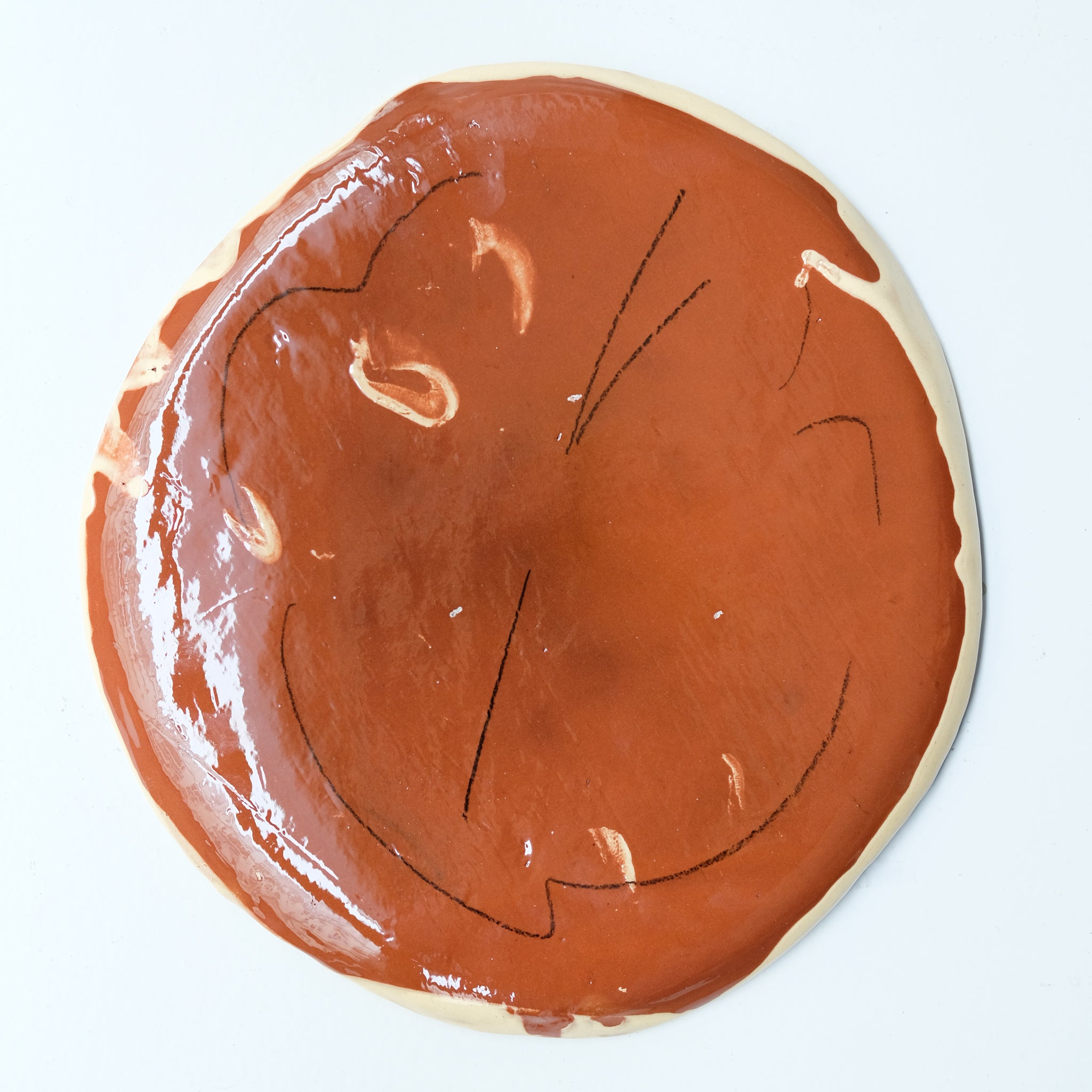 Assiette SU26HB47 en faïence rouge D 25cm - Multicolore d'Héloise Bariol chez Brutal Ceramics