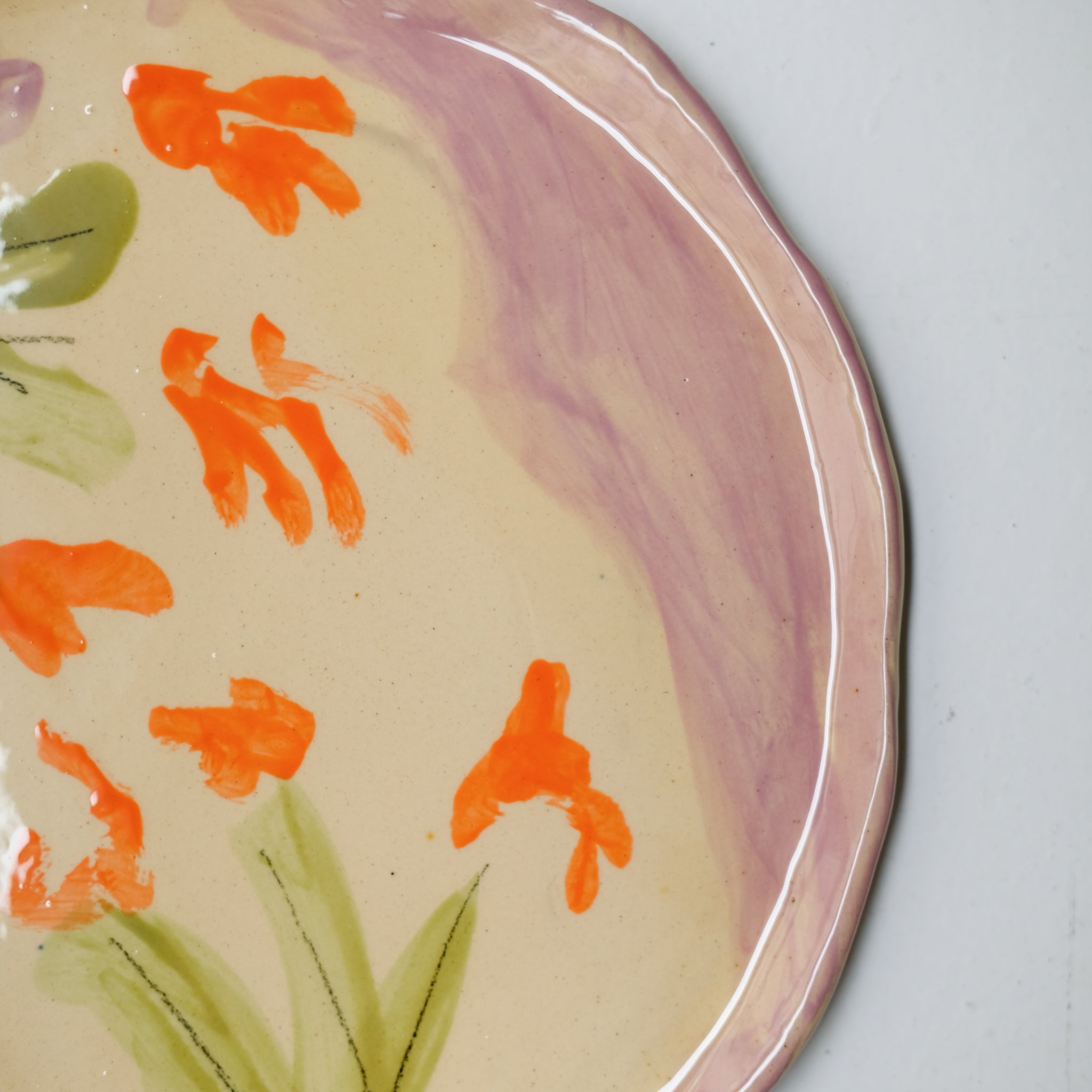 Assiette SU26HB48 en faïence rouge D 25cm - Multicolore d'Héloise Bariol chez Brutal Ceramics