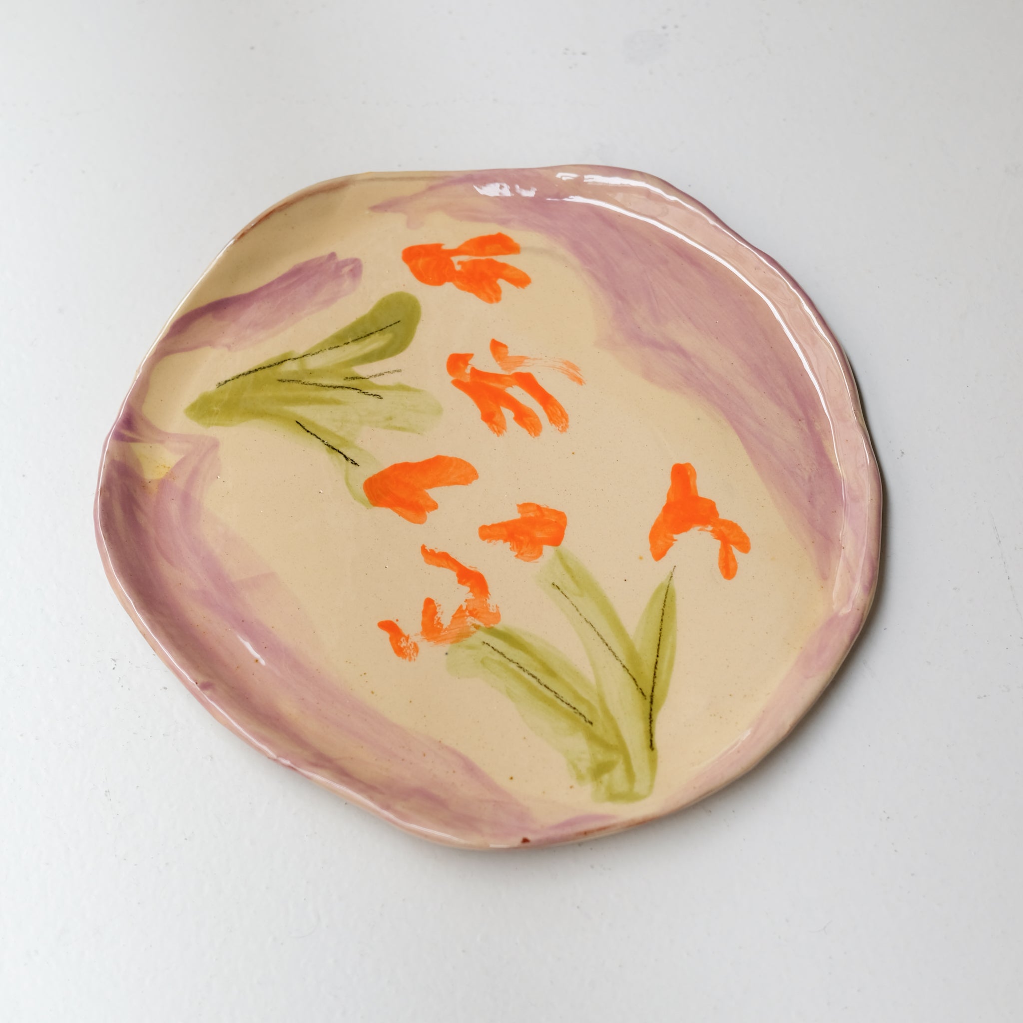 Assiette SU26HB48 en faïence rouge D 25cm - Multicolore d'Héloise Bariol chez Brutal Ceramics