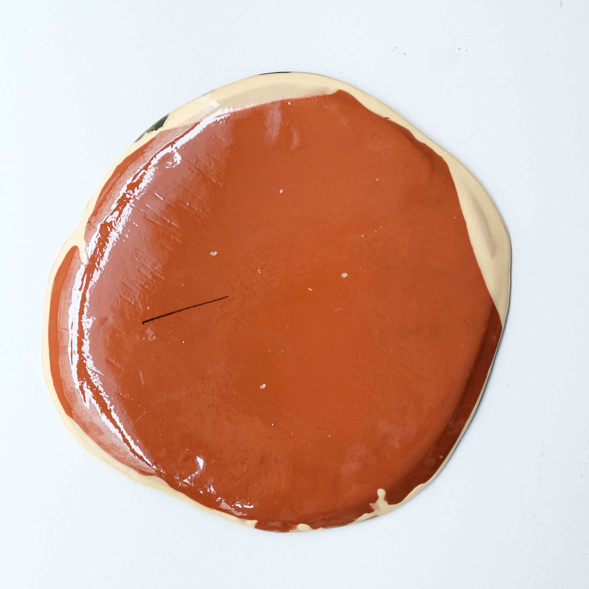 Assiette SU26HB49 en faïence rouge D 25cm - Multicolore d'Héloise Bariol chez Brutal Ceramics