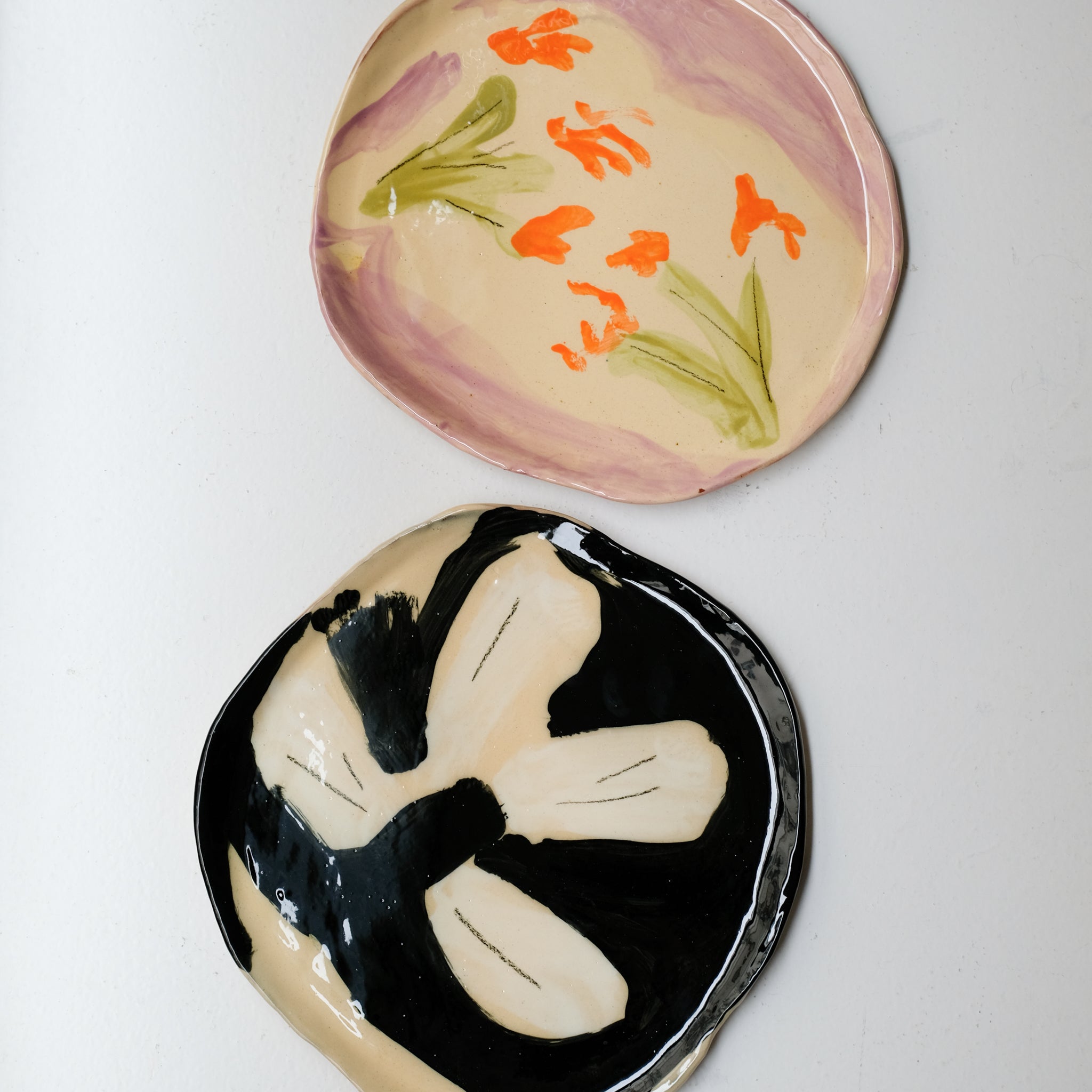 Assiette SU26HB48 en faïence rouge D 25cm - Multicolore d'Héloise Bariol chez Brutal Ceramics