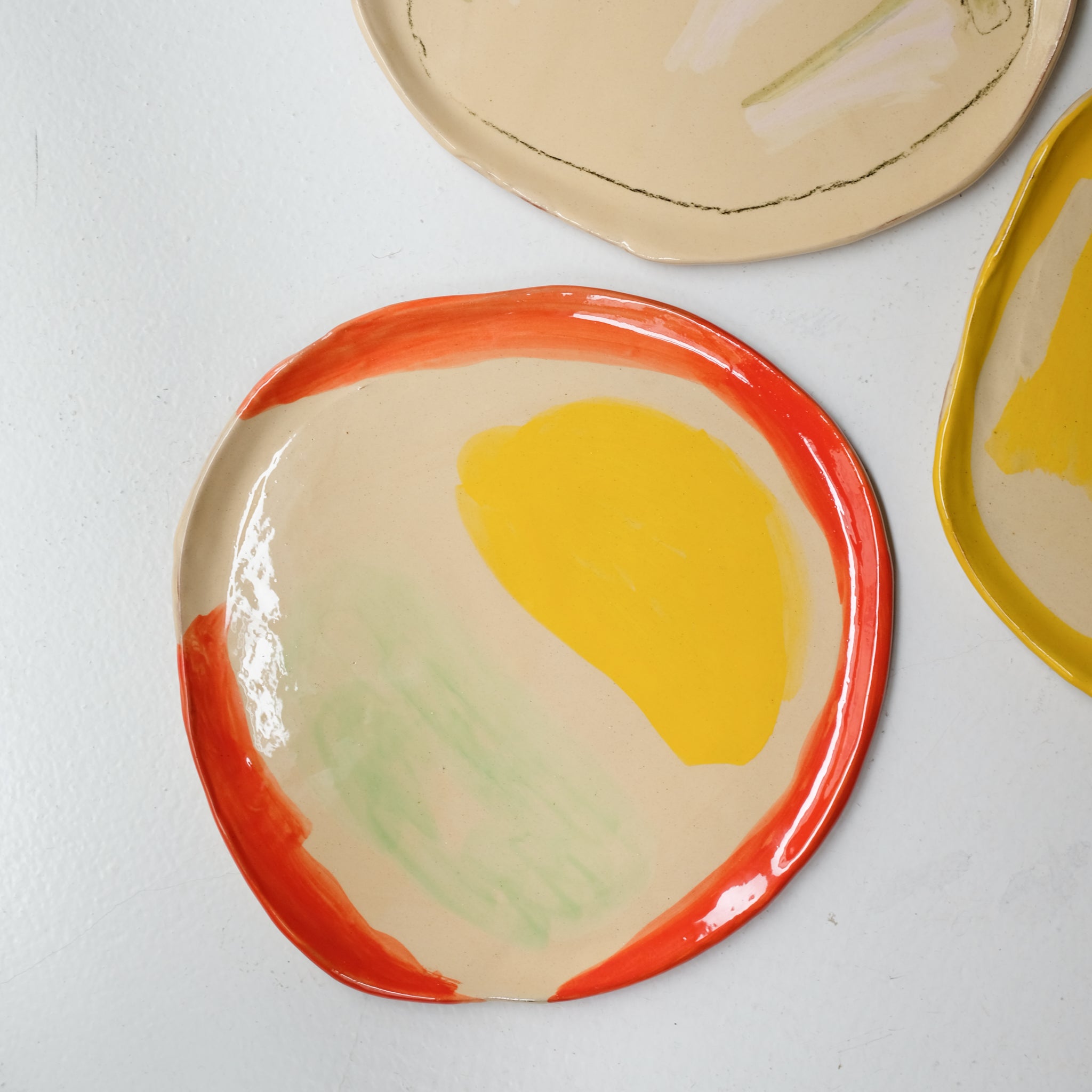 Assiette SU26HB40 en faïence rouge D 25cm - Multicolore d'Héloise Bariol chez Brutal Ceramics