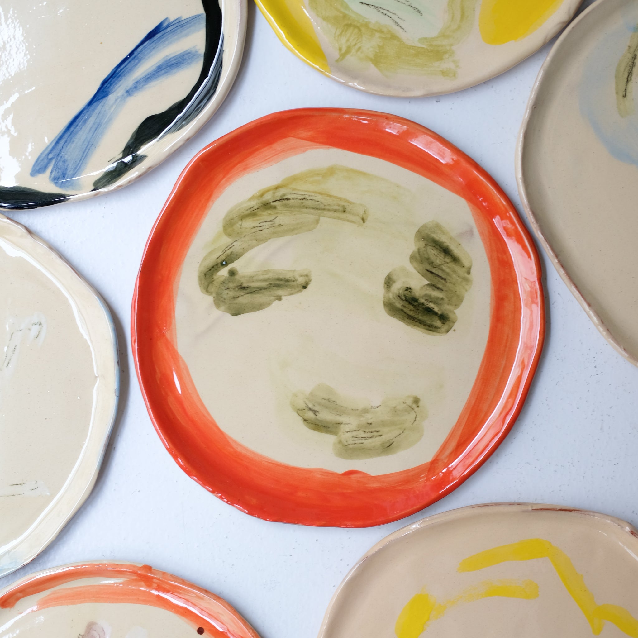 Assiette SU26HB29 en faïence rouge D 25cm - Multicolore d'Héloise Bariol chez Brutal Ceramics