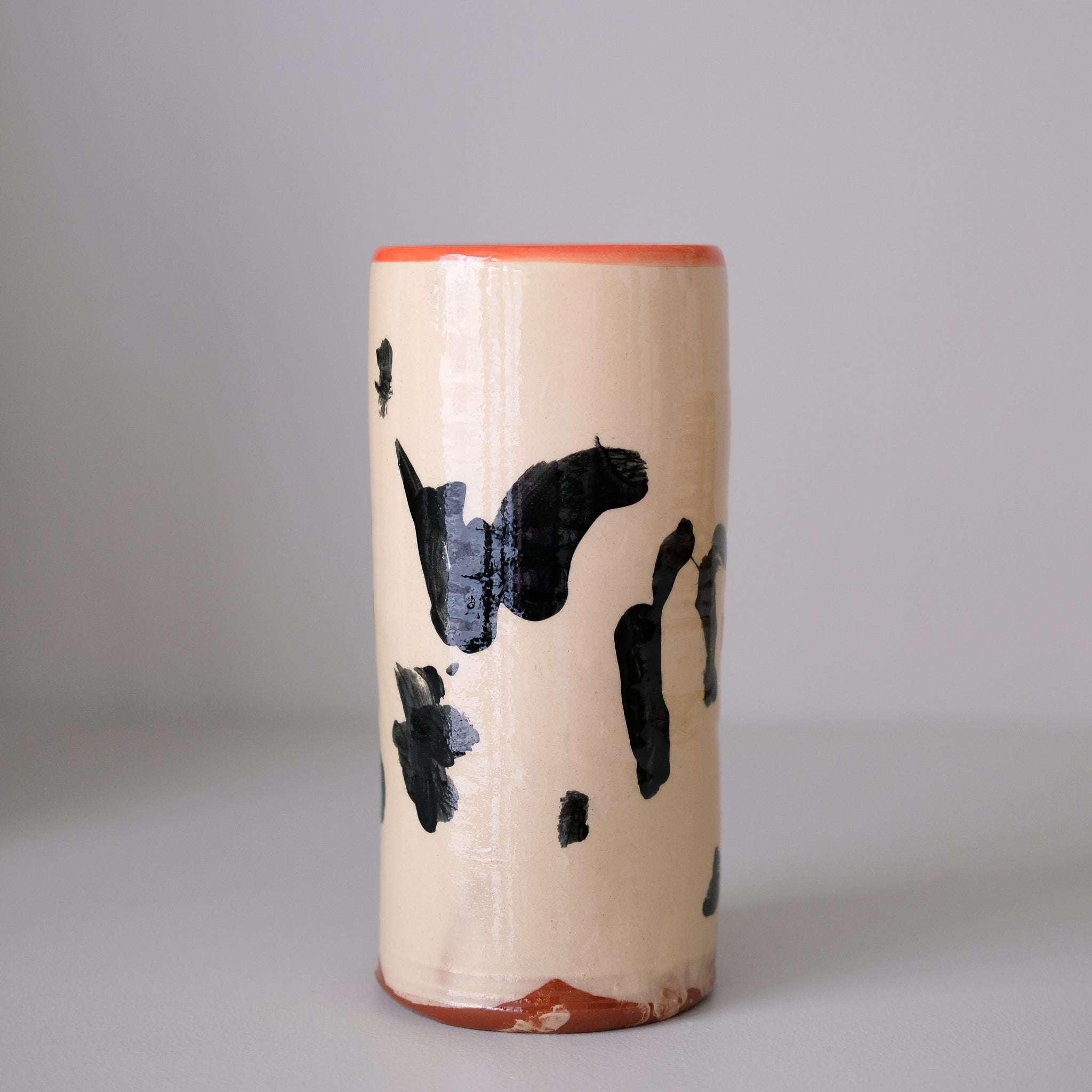 Vase SU26HB01 en faïence rouge H 23cm d'Héloise Bariol chez Brutal Ceramics