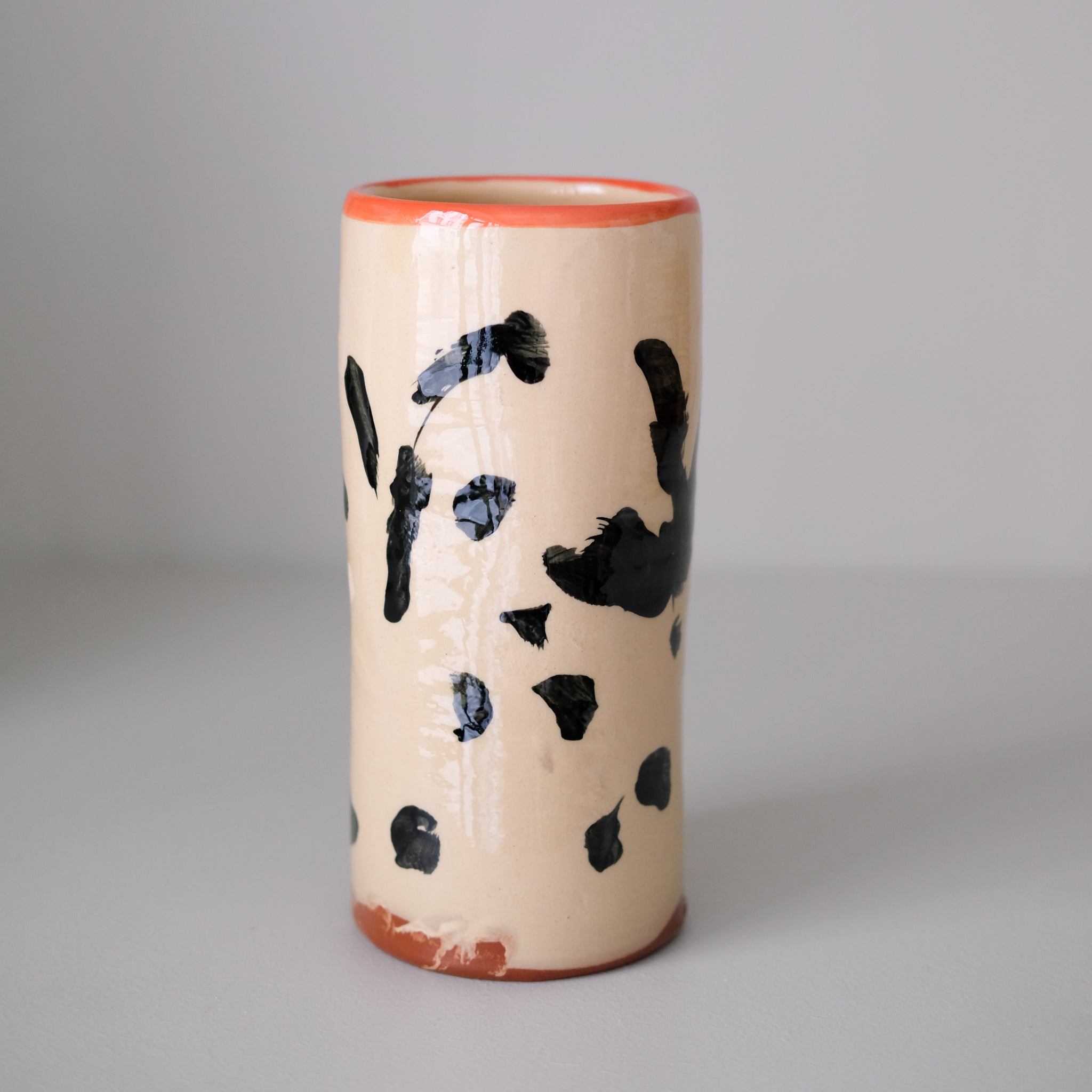 Vase SU26HB01 en faïence rouge H 23cm d'Héloise Bariol chez Brutal Ceramics
