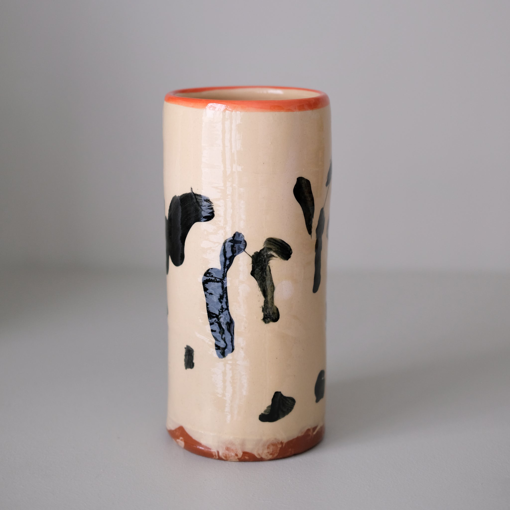 Vase SU26HB01 en faïence rouge H 23cm d'Héloise Bariol chez Brutal Ceramics