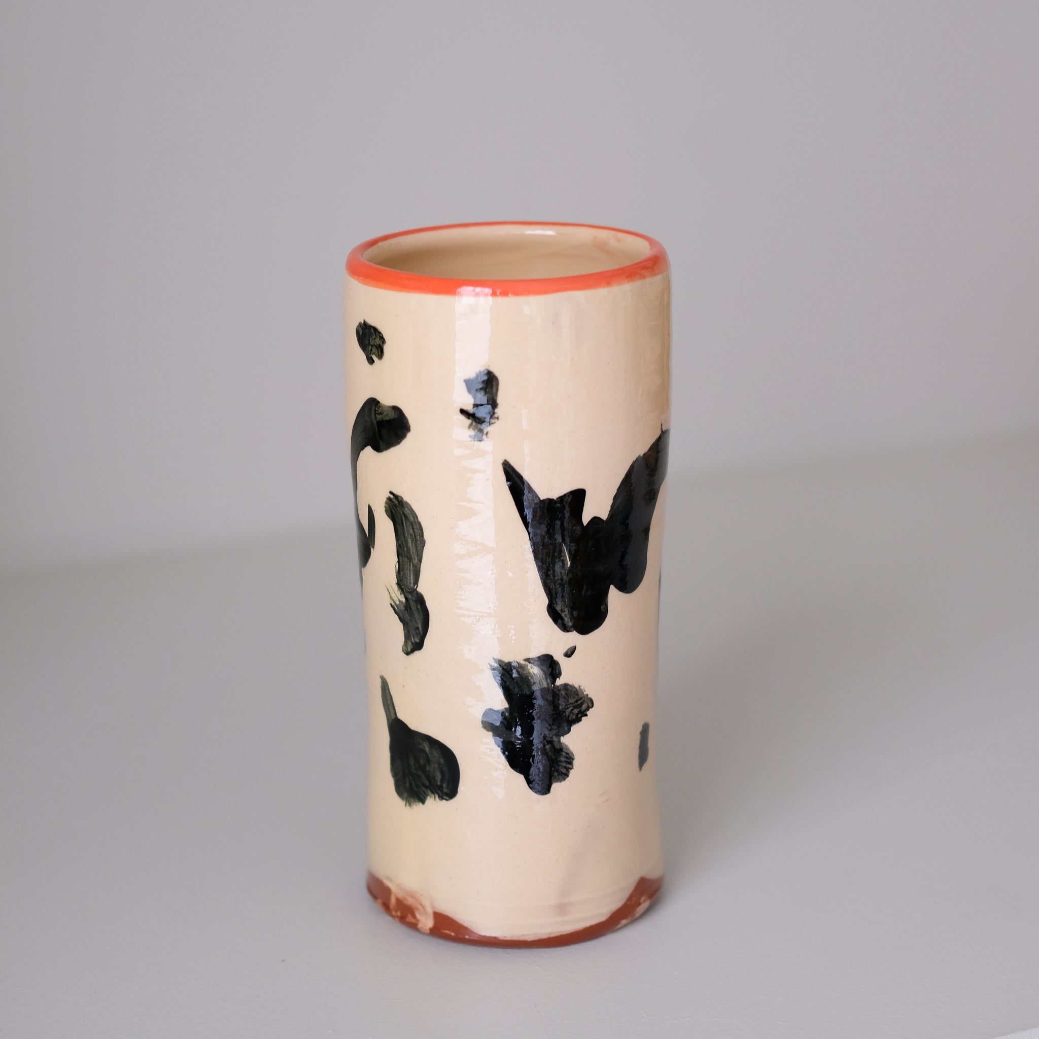 Vase SU26HB01 en faïence rouge H 23cm d'Héloise Bariol chez Brutal Ceramics