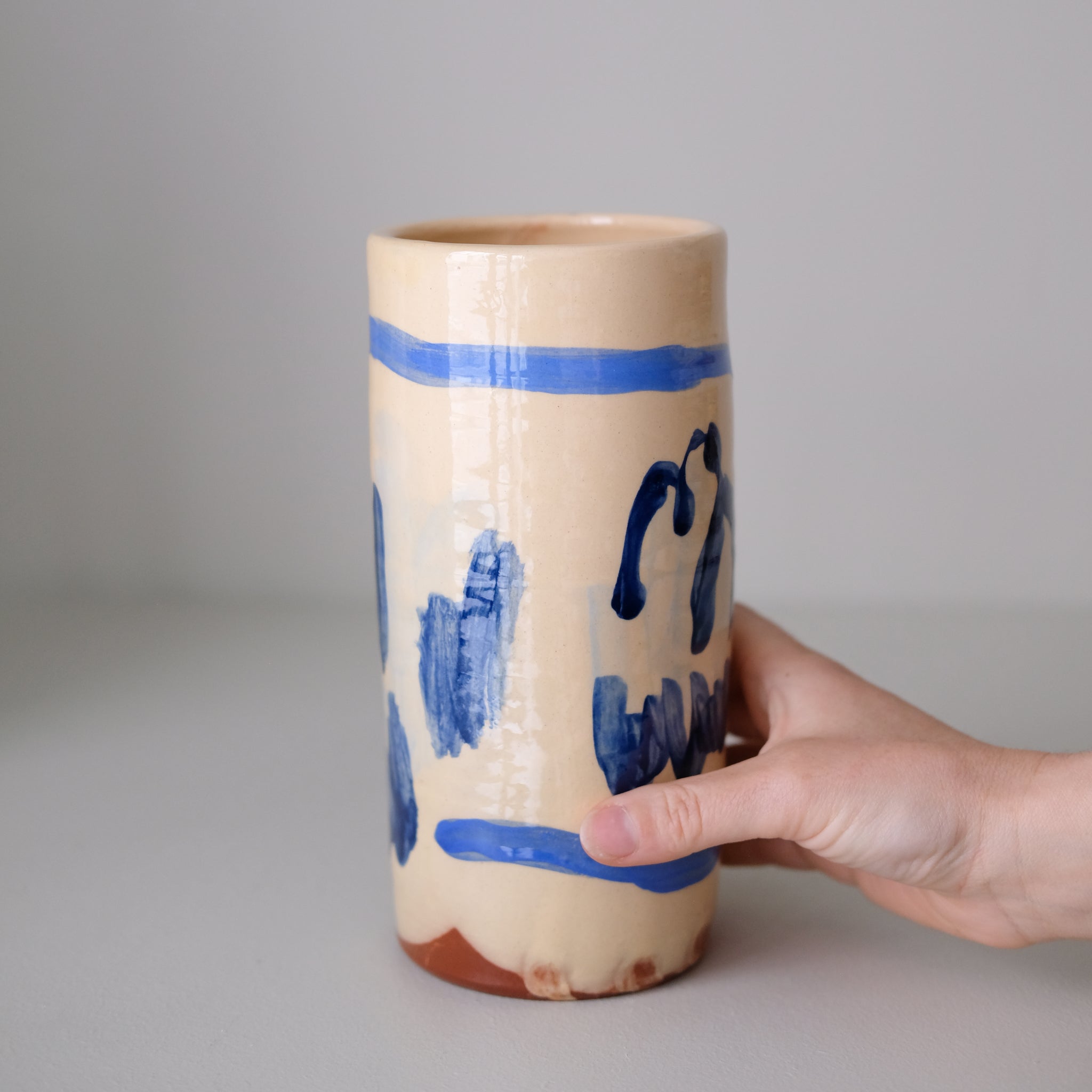 Vase SU26HB03 en faïence rouge H 23cm d'Héloise Bariol chez Brutal Ceramics