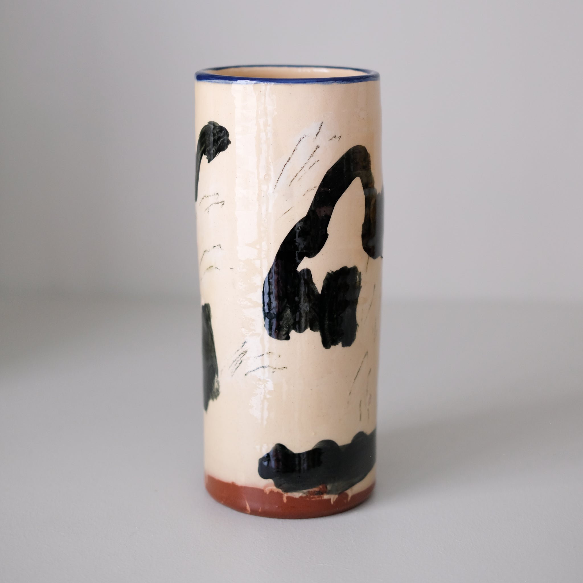 Vase SU26HB04 en faïence rouge H 23cm d'Héloise Bariol chez Brutal Ceramics