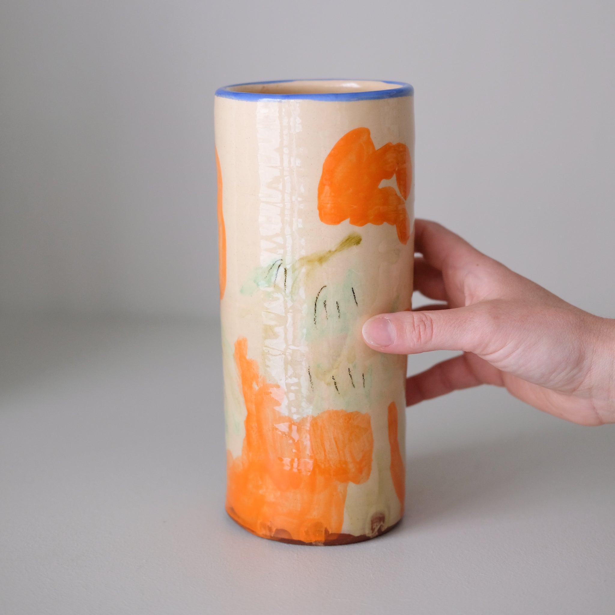 Vase SU26HB05 en faïence rouge H 23cm d'Héloise Bariol chez Brutal Ceramics
