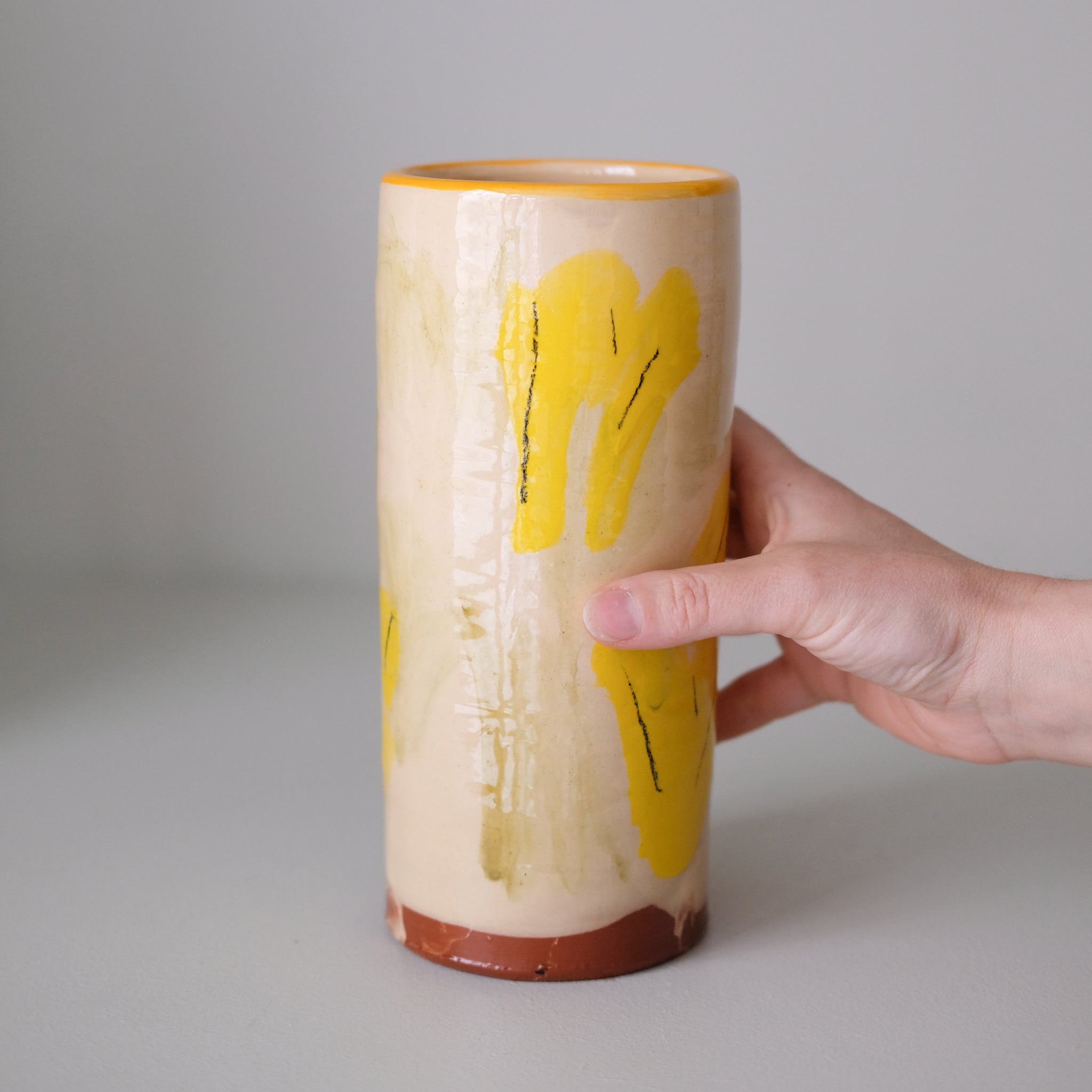 Vase SU26HB06 en faïence rouge H 23cm d'Héloise Bariol chez Brutal Ceramics