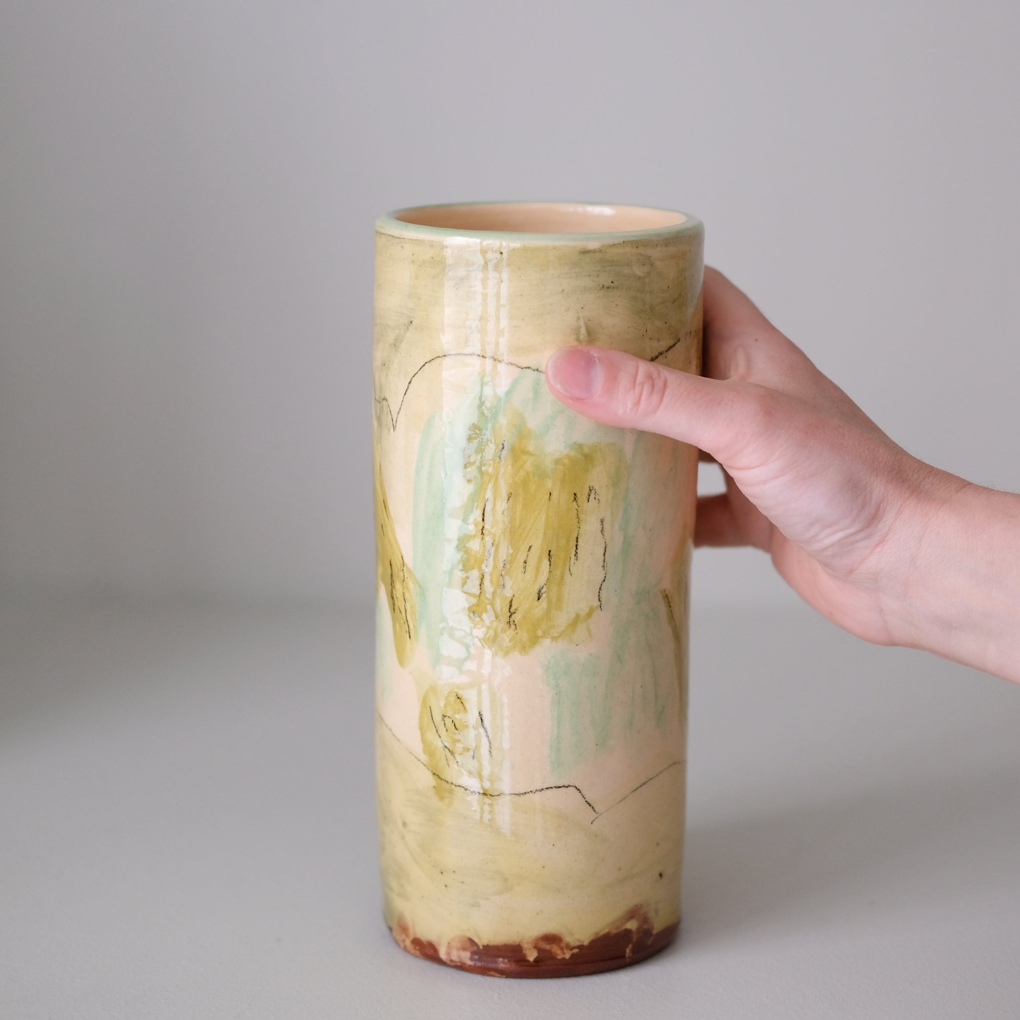 Vase SU26HB07 en faïence rouge H 23cm d'Héloise Bariol chez Brutal Ceramics